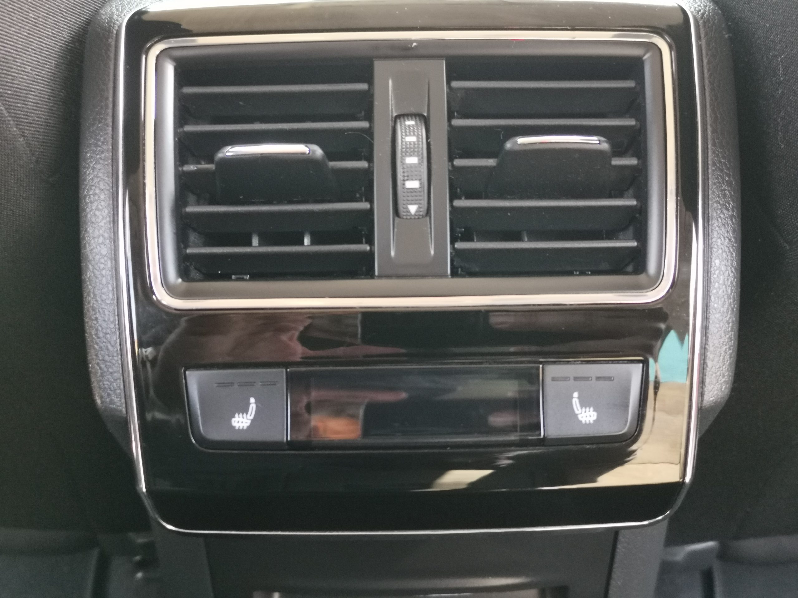 SKODA SUPERB Combi 2.0 TDI SCR Ambition DSG MO.-i. 1. Tulaj. TEMPOMAT. ÜLÉSFŰTÉS. PARKRADAR. ALUFELNI