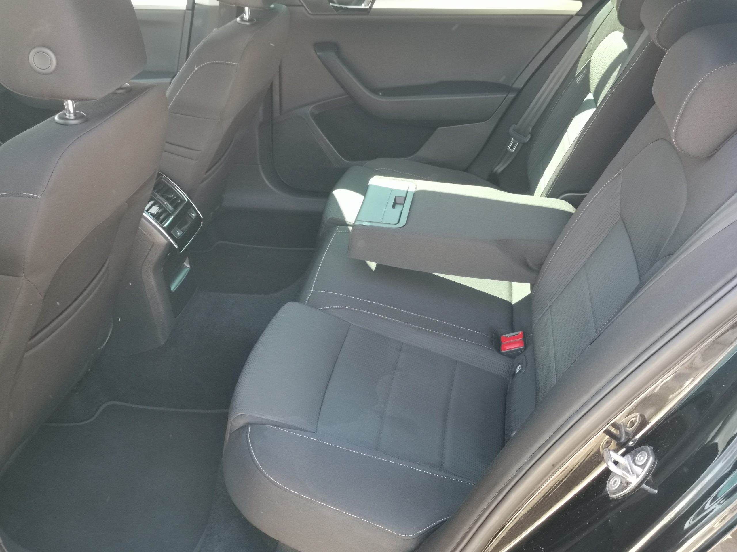 SKODA SUPERB Combi 2.0 TDI SCR Ambition DSG MO.-i. 1. Tulaj. TEMPOMAT. ÜLÉSFŰTÉS. PARKRADAR. ALUFELNI