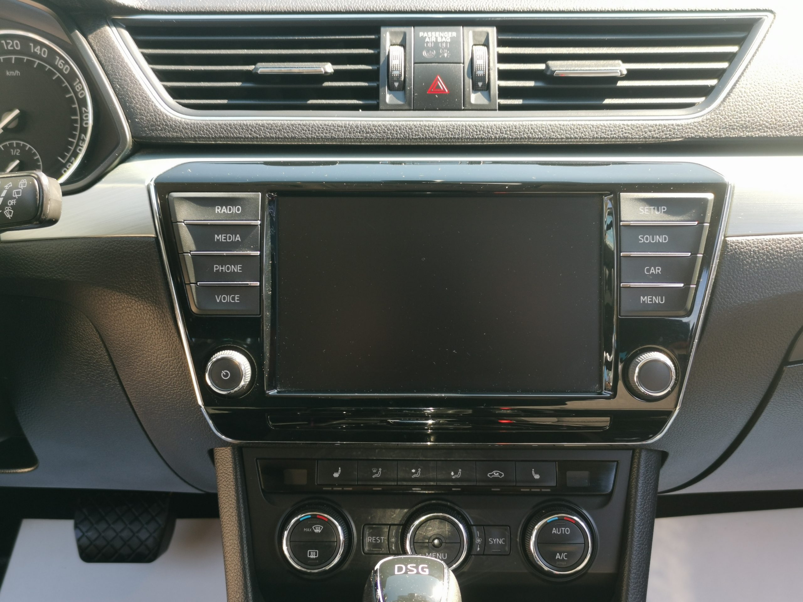 SKODA SUPERB Combi 2.0 TDI SCR Ambition DSG MO.-i. 1. Tulaj. TEMPOMAT. ÜLÉSFŰTÉS. PARKRADAR. ALUFELNI