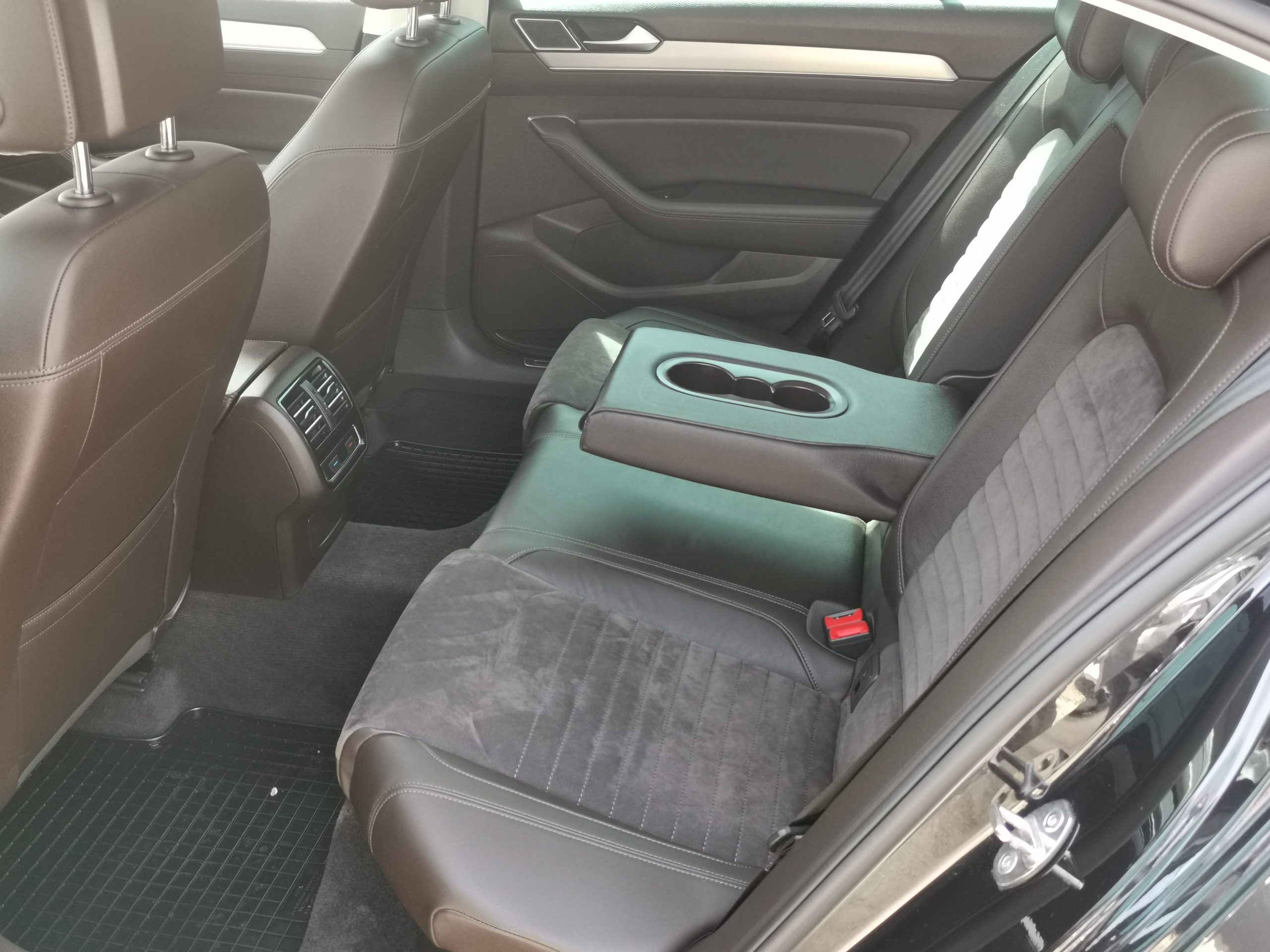 VOLKSWAGEN PASSAT VIII 2.0 TDI BMT Highline DSG 112.000km! MO.-i. 1. Tulaj. Szervizkönyv! FÉLBŐR. LED. NAVIGÁCIÓ