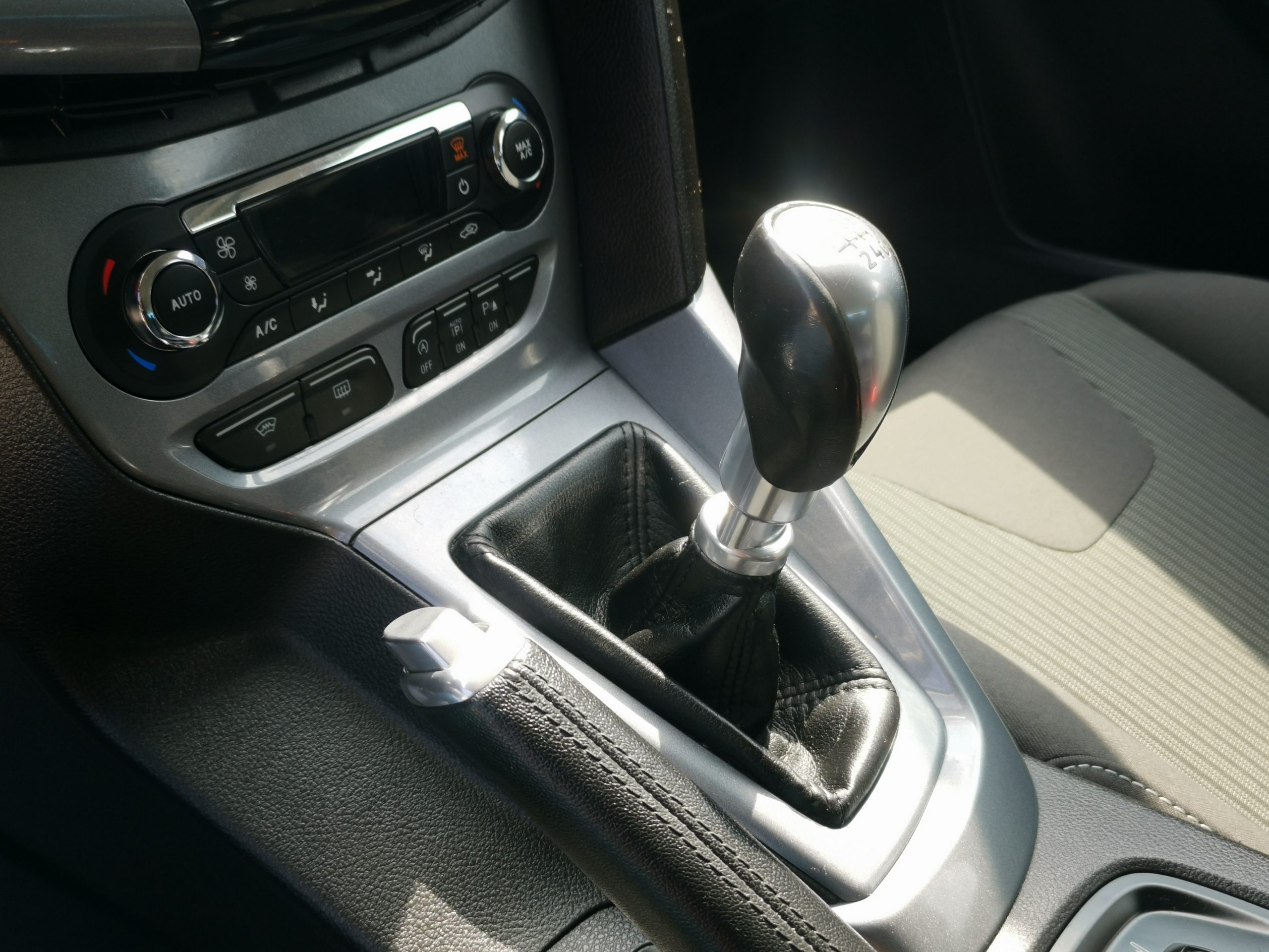 FORD FOCUS 1.6 SCTI Ecoboost Titanium 2. Tulaj. TEMPOMAT. PARKRADAR. ÜLÉSFŰTÉS. VONÓHOROG