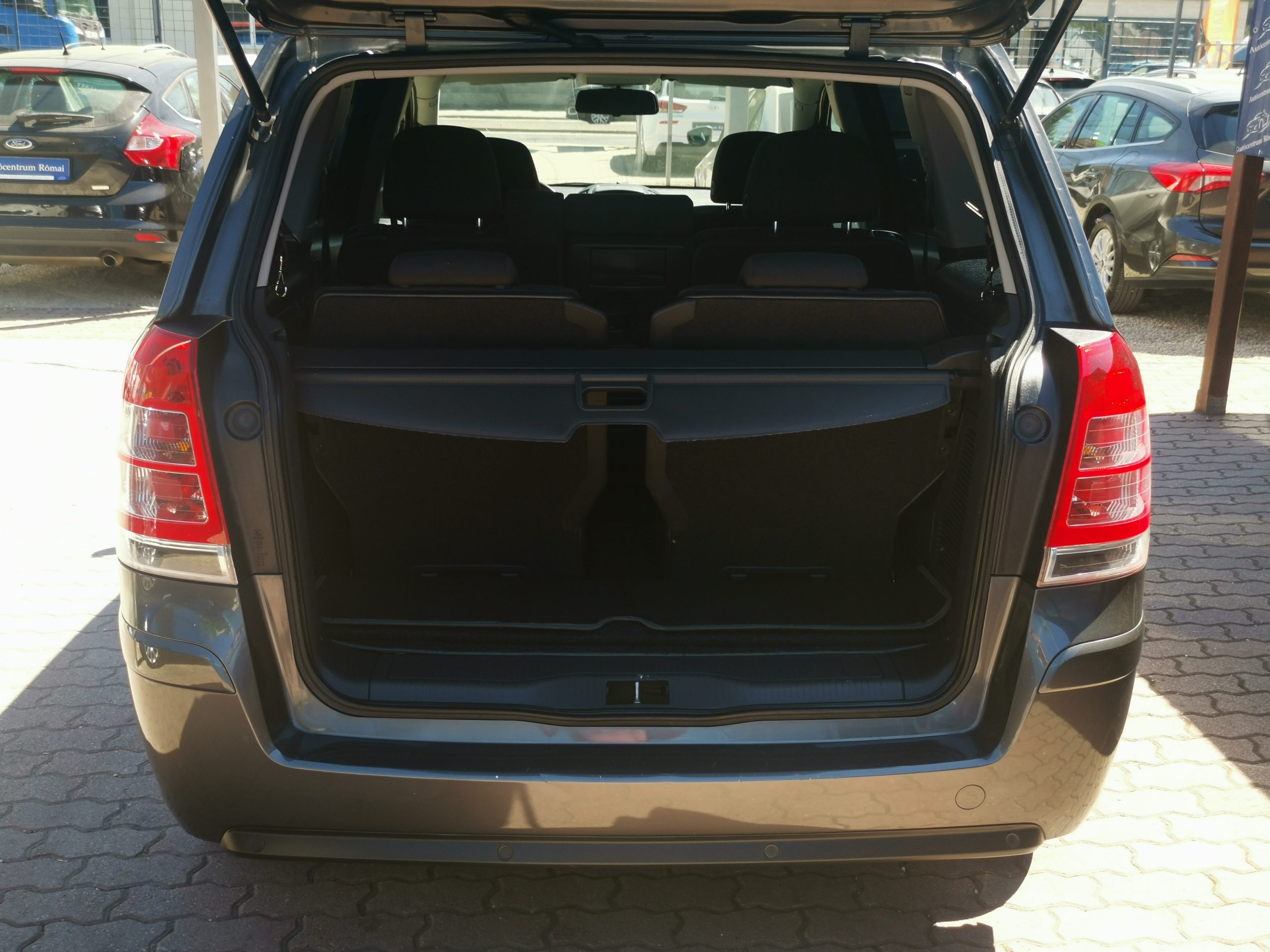 OPEL ZAFIRA B 1.8 Enjoy 2. Tulaj. Szervizkönyv! XENON. TEMPOMAT. ÜLÉSFŰTÉS. PARKRADAR