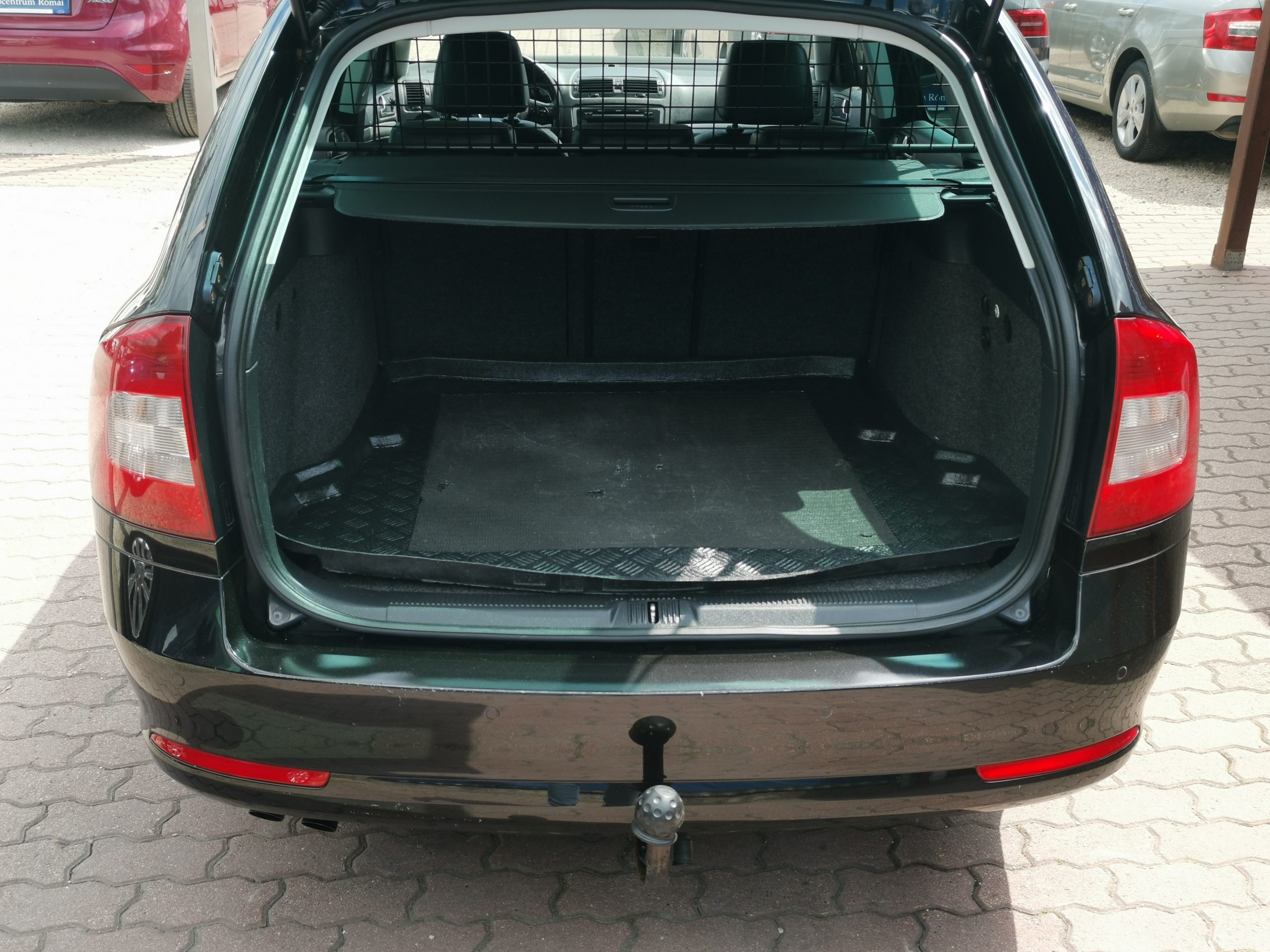 SKODA OCTAVIA Combi 1.4 TSI Elegance DSG 2. Tulaj. Szervizkönyv! NAPFÉNYTETŐ. FÉLBŐR BELSŐ. XENON. VONÓHOROG