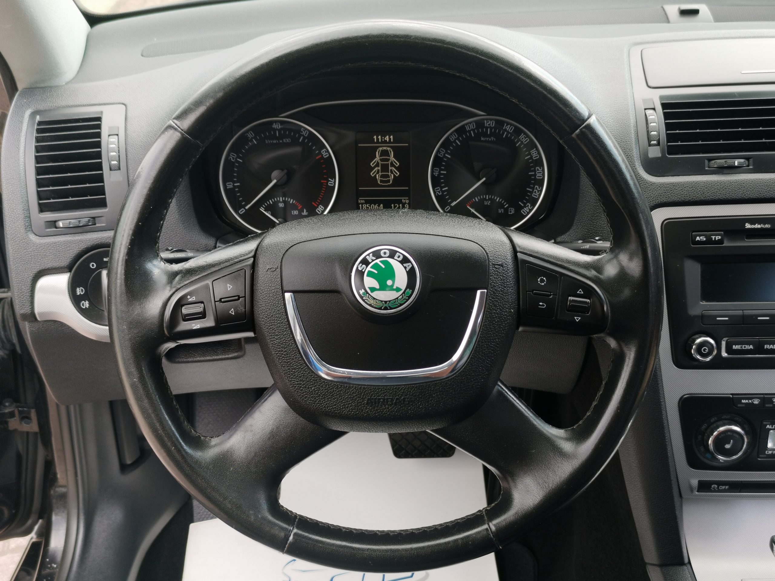 SKODA OCTAVIA Combi 1.4 TSI Elegance DSG 2. Tulaj. Szervizkönyv! NAPFÉNYTETŐ. FÉLBŐR BELSŐ. XENON. VONÓHOROG
