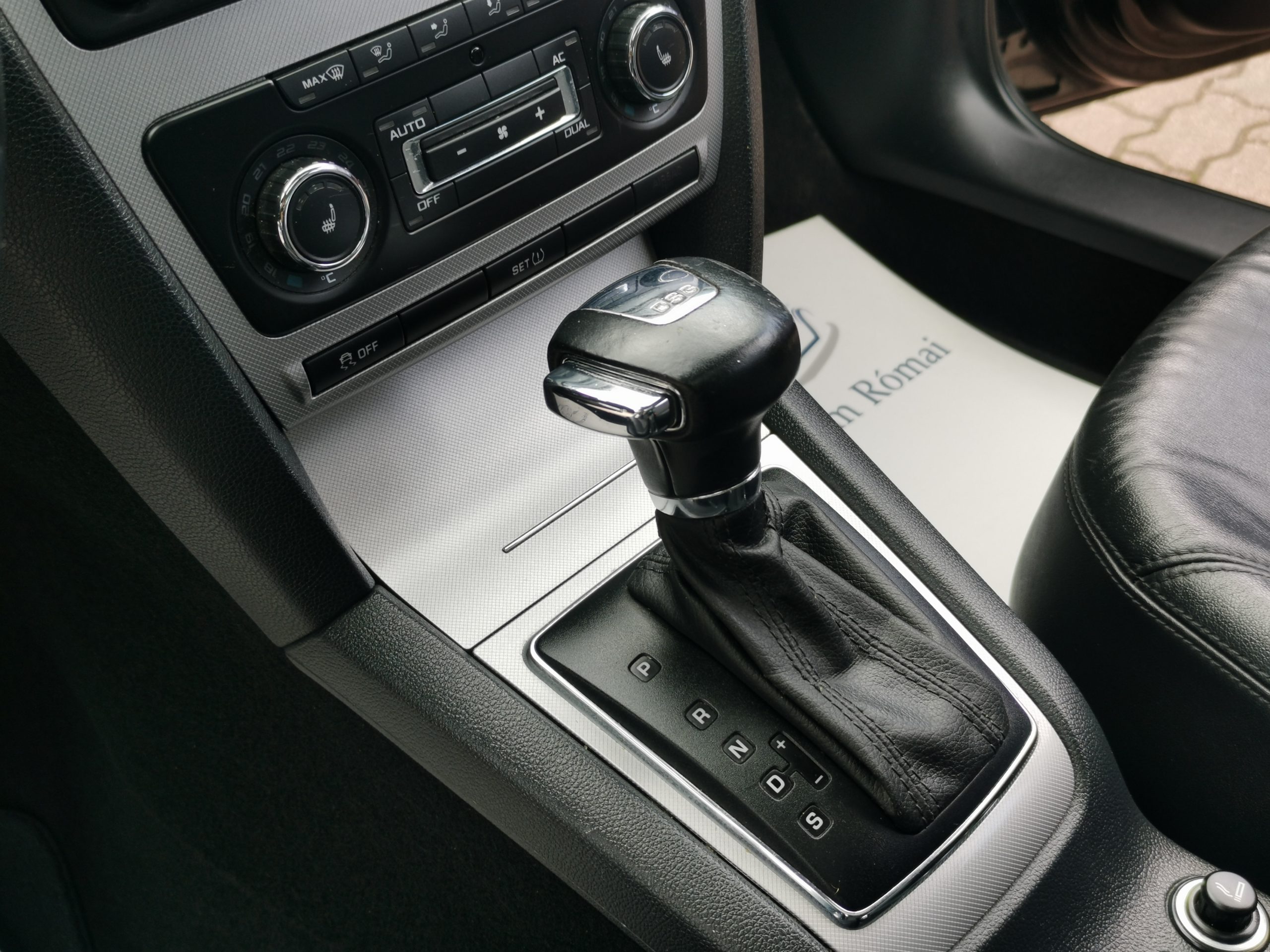 SKODA OCTAVIA Combi 1.4 TSI Elegance DSG 2. Tulaj. Szervizkönyv! NAPFÉNYTETŐ. FÉLBŐR BELSŐ. XENON. VONÓHOROG