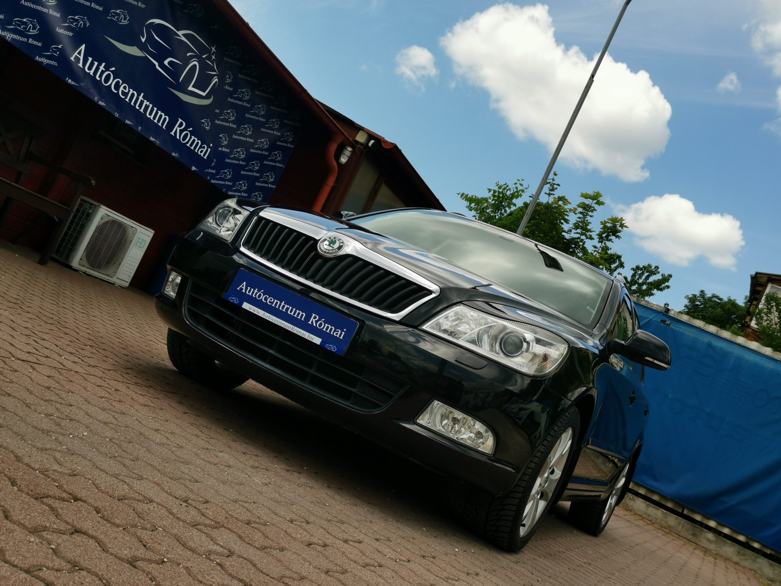 SKODA OCTAVIA Combi 1.4 TSI Elegance DSG 2. Tulaj. Szervizkönyv! NAPFÉNYTETŐ. FÉLBŐR BELSŐ. XENON. VONÓHOROG