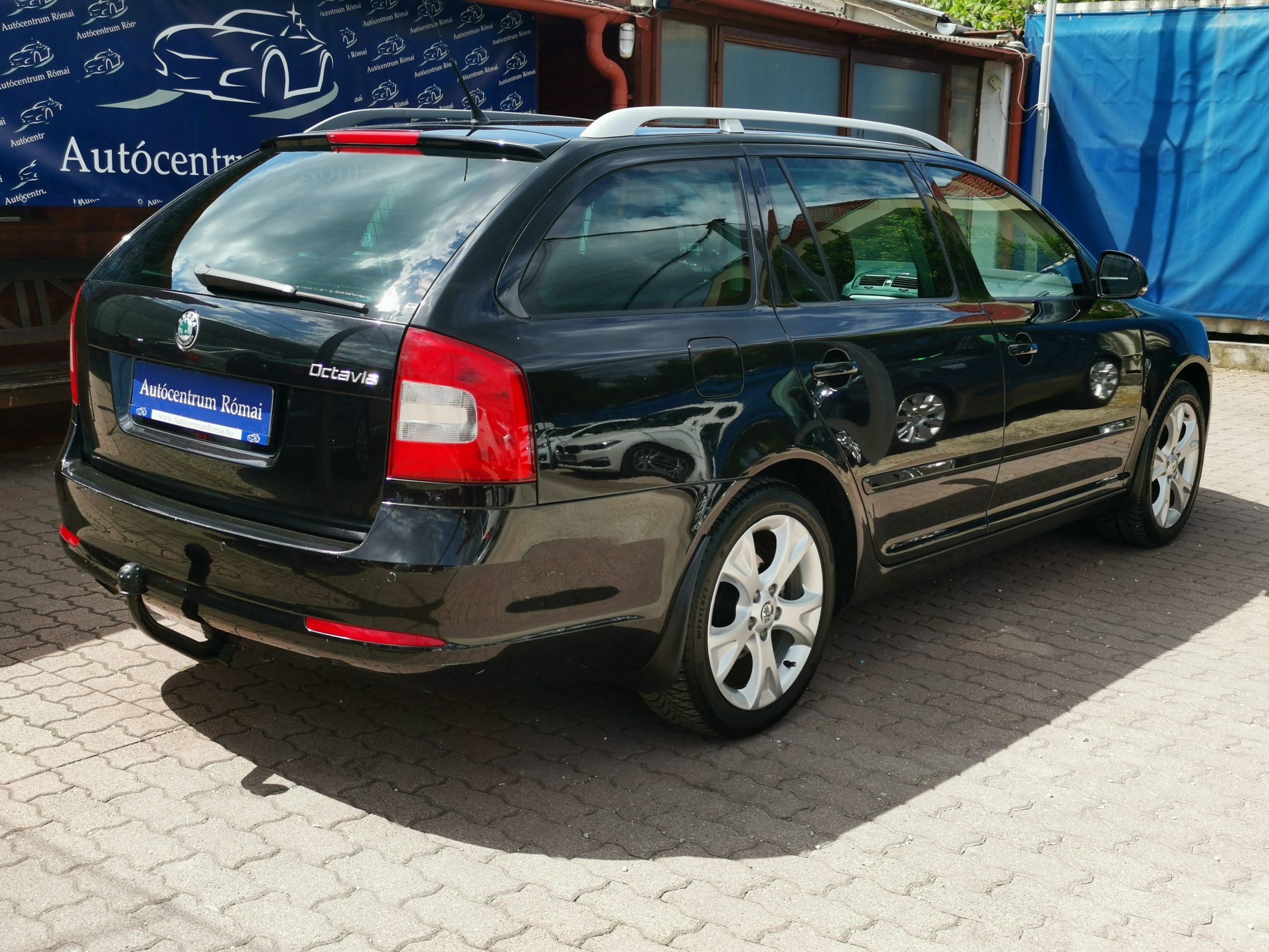 SKODA OCTAVIA Combi 1.4 TSI Elegance DSG 2. Tulaj. Szervizkönyv! NAPFÉNYTETŐ. FÉLBŐR BELSŐ. XENON. VONÓHOROG