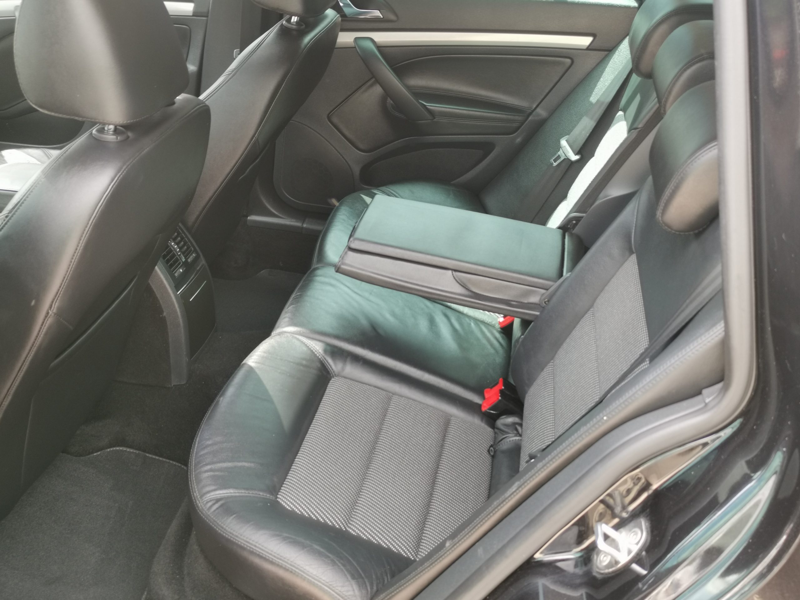 SKODA OCTAVIA Combi 1.4 TSI Elegance DSG 2. Tulaj. Szervizkönyv! NAPFÉNYTETŐ. FÉLBŐR BELSŐ. XENON. VONÓHOROG