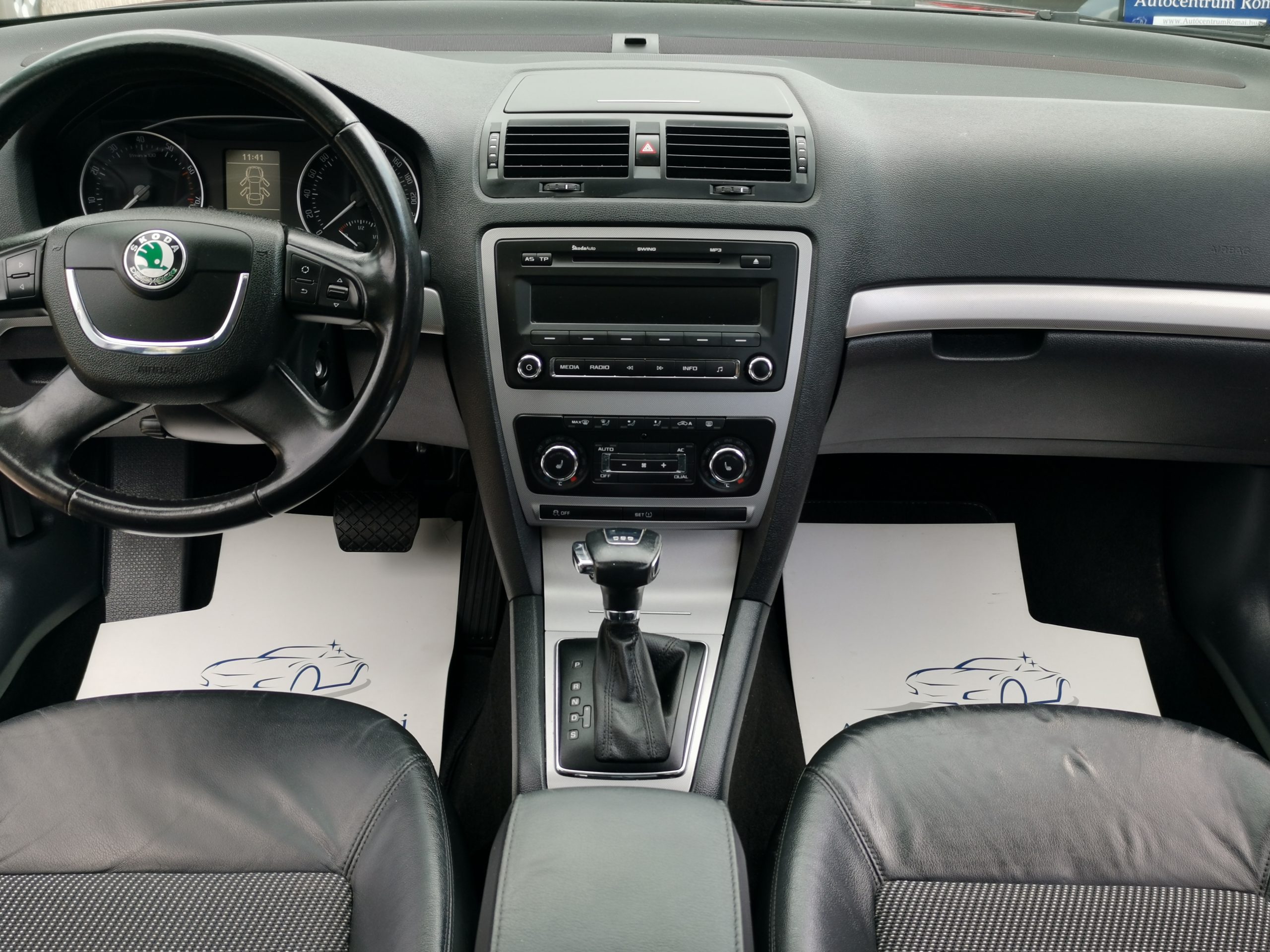 SKODA OCTAVIA Combi 1.4 TSI Elegance DSG 2. Tulaj. Szervizkönyv! NAPFÉNYTETŐ. FÉLBŐR BELSŐ. XENON. VONÓHOROG