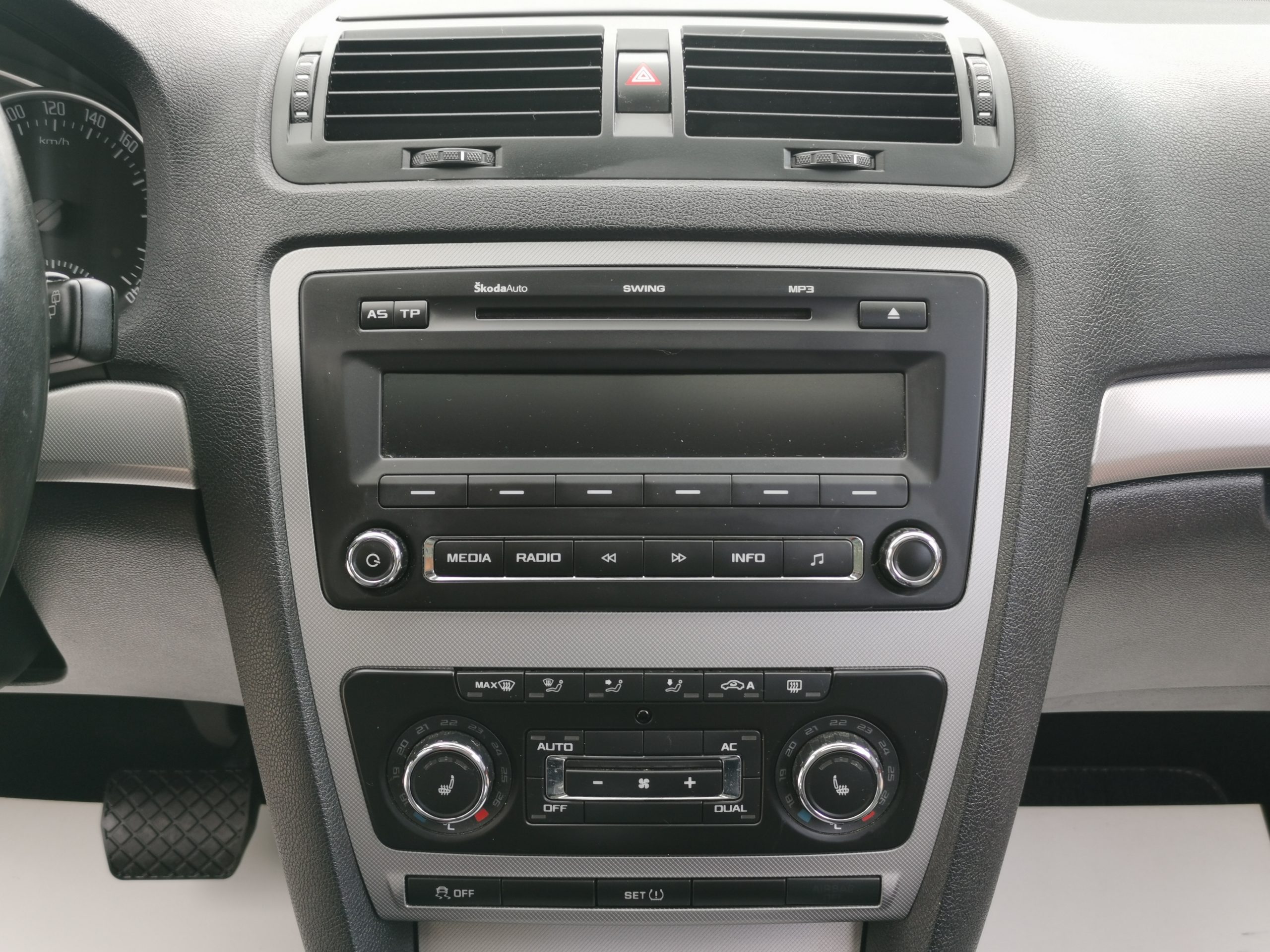 SKODA OCTAVIA Combi 1.4 TSI Elegance DSG 2. Tulaj. Szervizkönyv! NAPFÉNYTETŐ. FÉLBŐR BELSŐ. XENON. VONÓHOROG