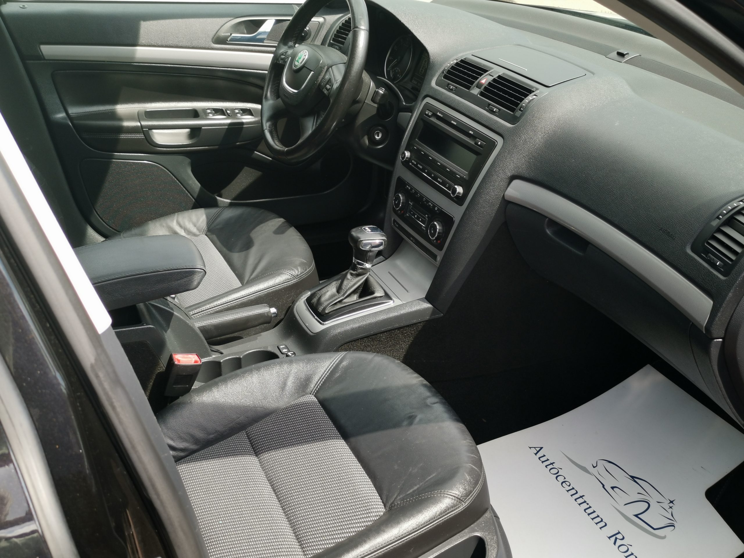 SKODA OCTAVIA Combi 1.4 TSI Elegance DSG 2. Tulaj. Szervizkönyv! NAPFÉNYTETŐ. FÉLBŐR BELSŐ. XENON. VONÓHOROG