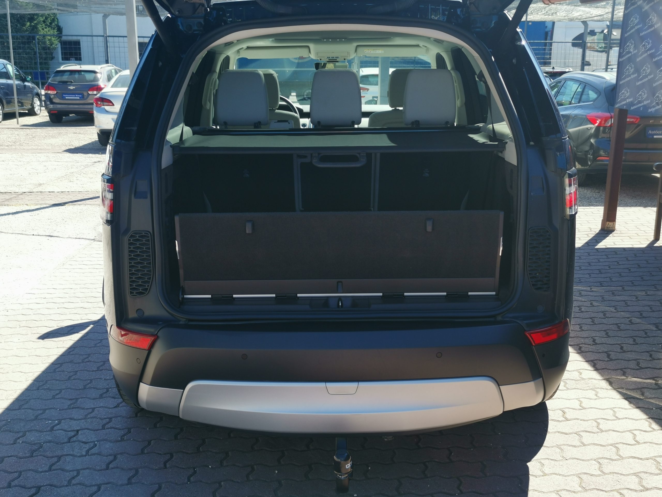 LAND ROVER DISCOVERY 3.0 SDV6 HSE Luxury (Automata) [7 személyes ] MO.-i. 1. Tulaj. 51.000km! BŐRBELSŐ. LED. PANORÁMA TETŐ. VONÓHOROG