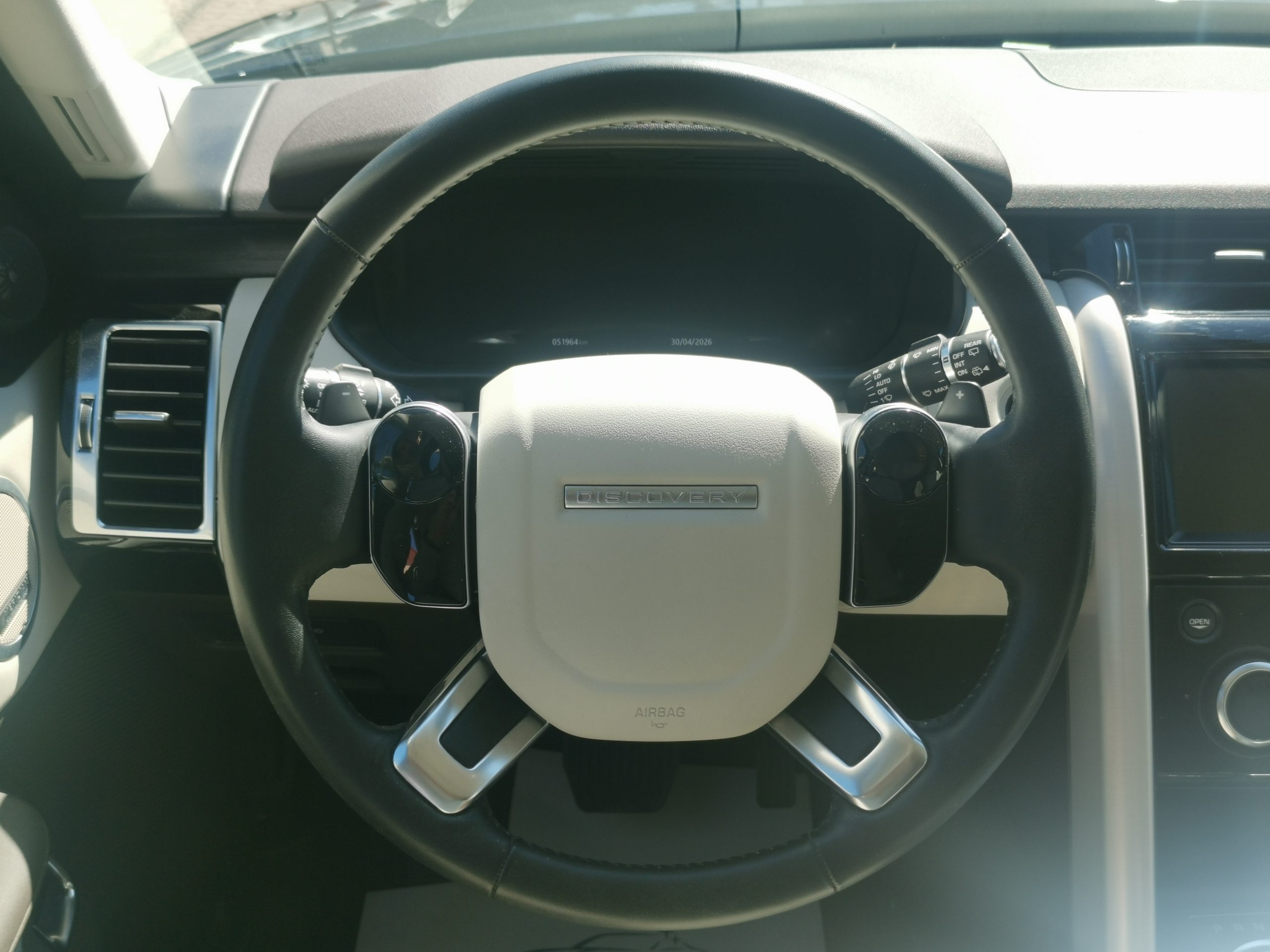 LAND ROVER DISCOVERY 3.0 SDV6 HSE Luxury (Automata) [7 személyes ] MO.-i. 1. Tulaj. 51.000km! BŐRBELSŐ. LED. PANORÁMA TETŐ. VONÓHOROG