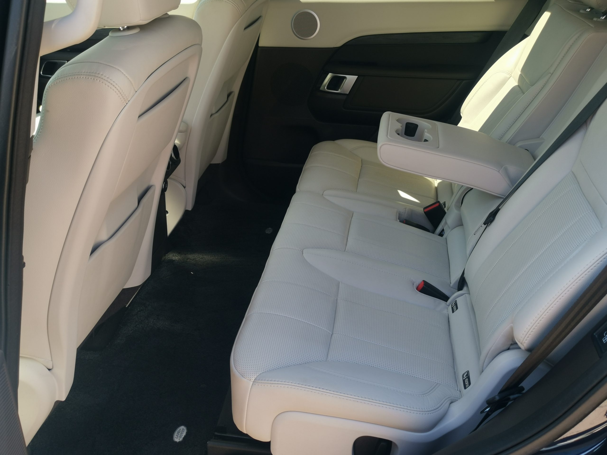 LAND ROVER DISCOVERY 3.0 SDV6 HSE Luxury (Automata) [7 személyes ] MO.-i. 1. Tulaj. 51.000km! BŐRBELSŐ. LED. PANORÁMA TETŐ. VONÓHOROG