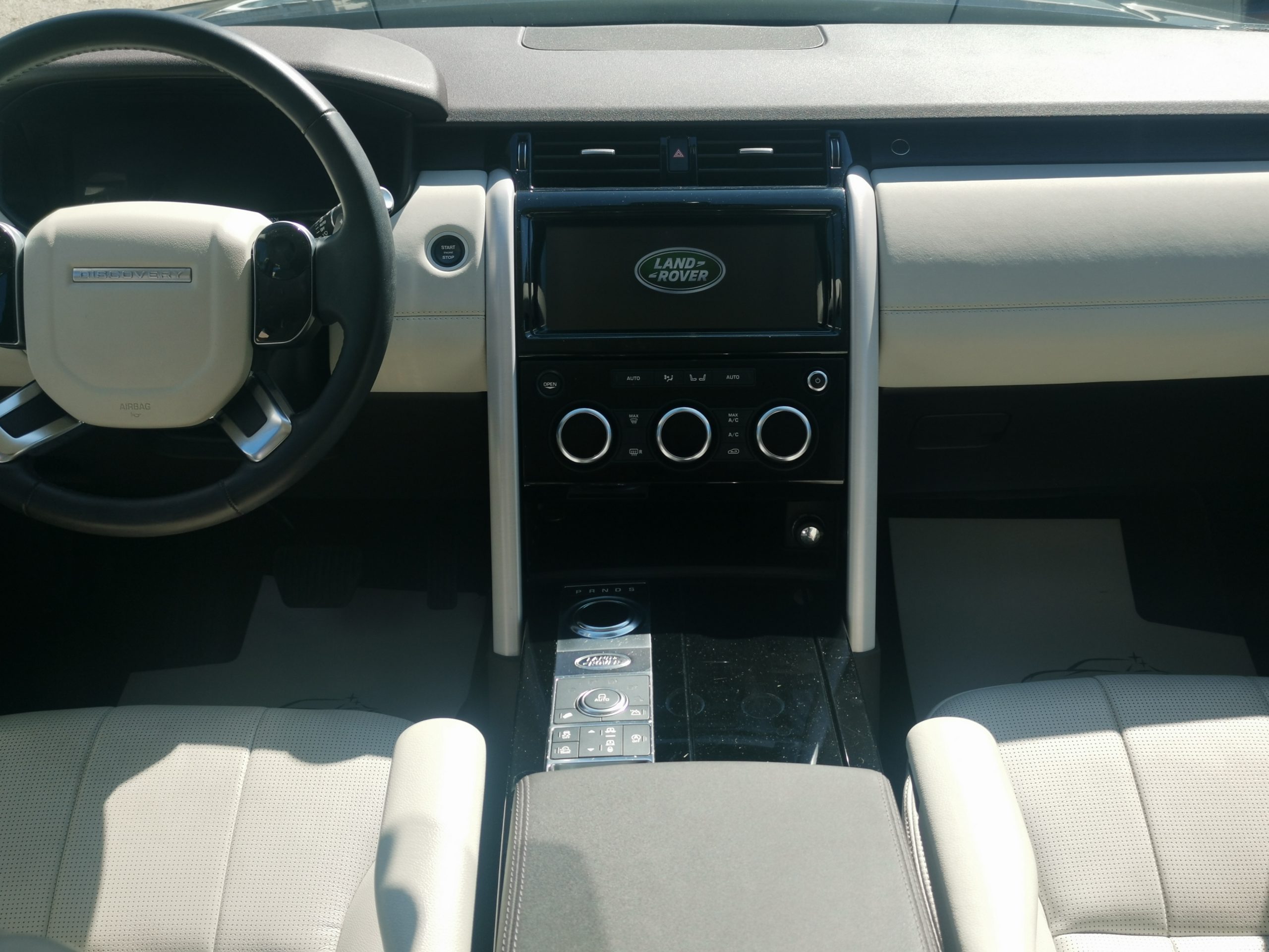 LAND ROVER DISCOVERY 3.0 SDV6 HSE Luxury (Automata) [7 személyes ] MO.-i. 1. Tulaj. 51.000km! BŐRBELSŐ. LED. PANORÁMA TETŐ. VONÓHOROG