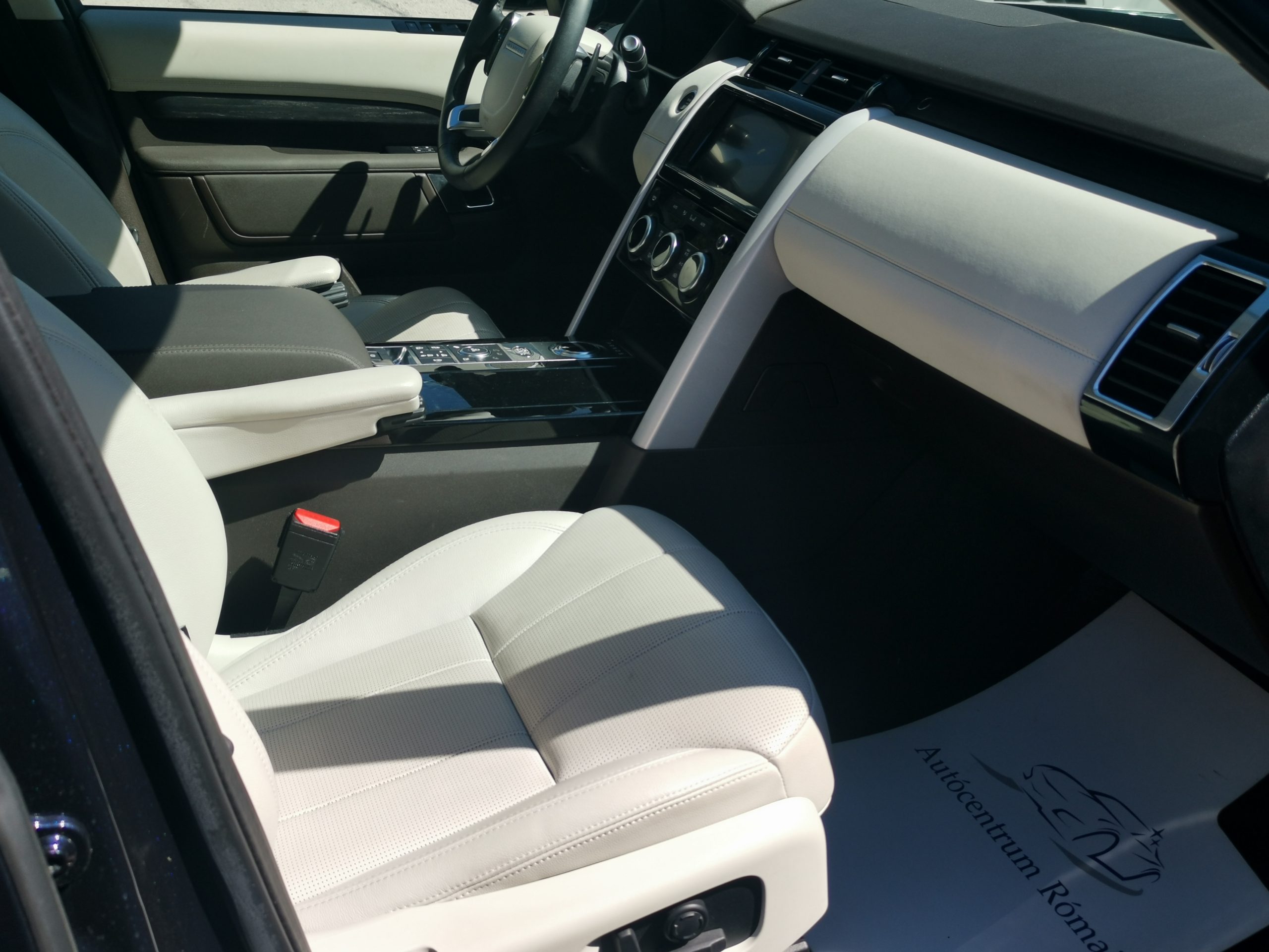 LAND ROVER DISCOVERY 3.0 SDV6 HSE Luxury (Automata) [7 személyes ] MO.-i. 1. Tulaj. 51.000km! BŐRBELSŐ. LED. PANORÁMA TETŐ. VONÓHOROG