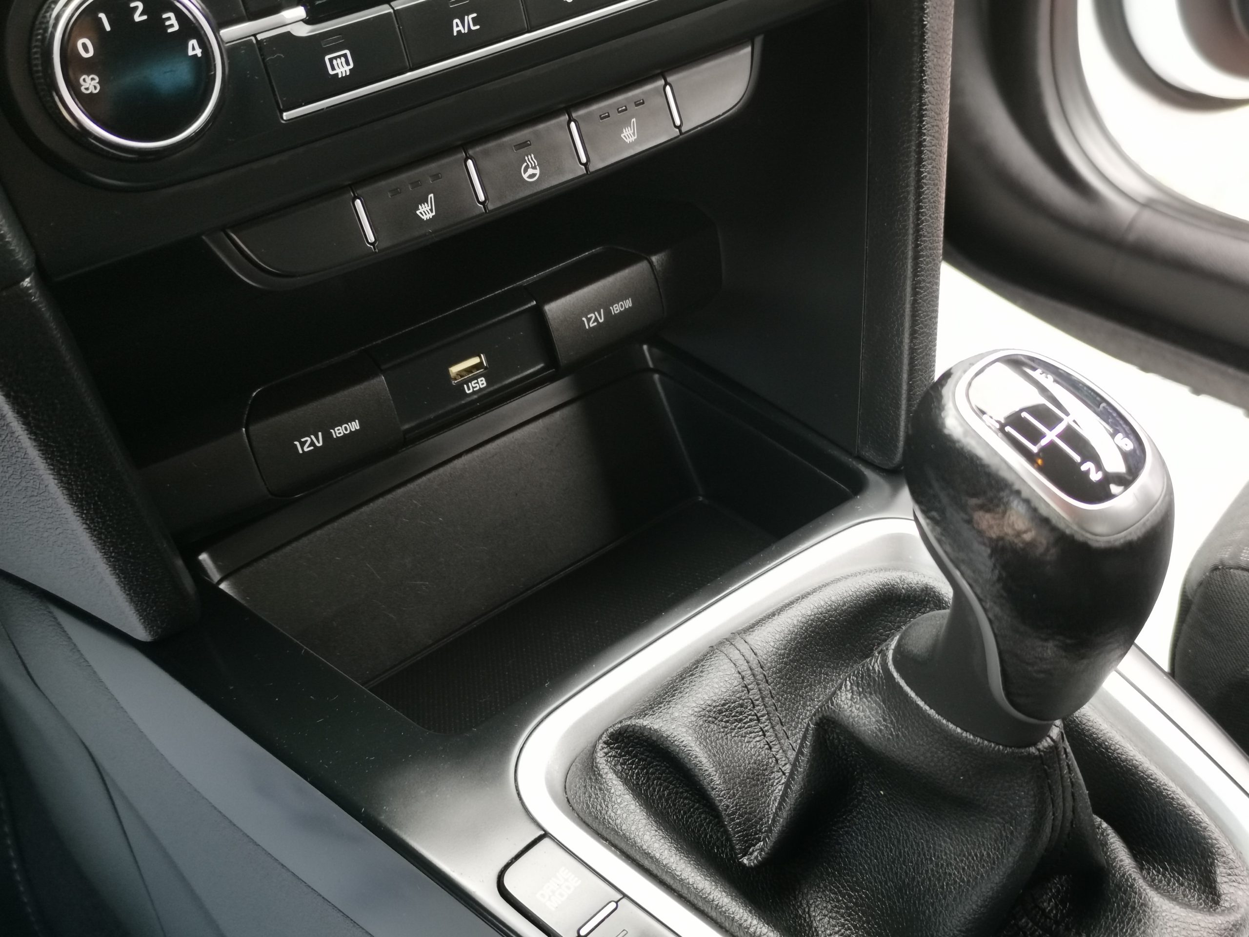 KIA CEE'D Ceed SW 1.6 CRDi HP Hybrid Bronze MO.-i. 1. Tulaj. ÁFÁ-s! KLÍMA. TEMPOMAT. ÜLÉSFŰTÉS. KORMÁNYFŰTÉS
