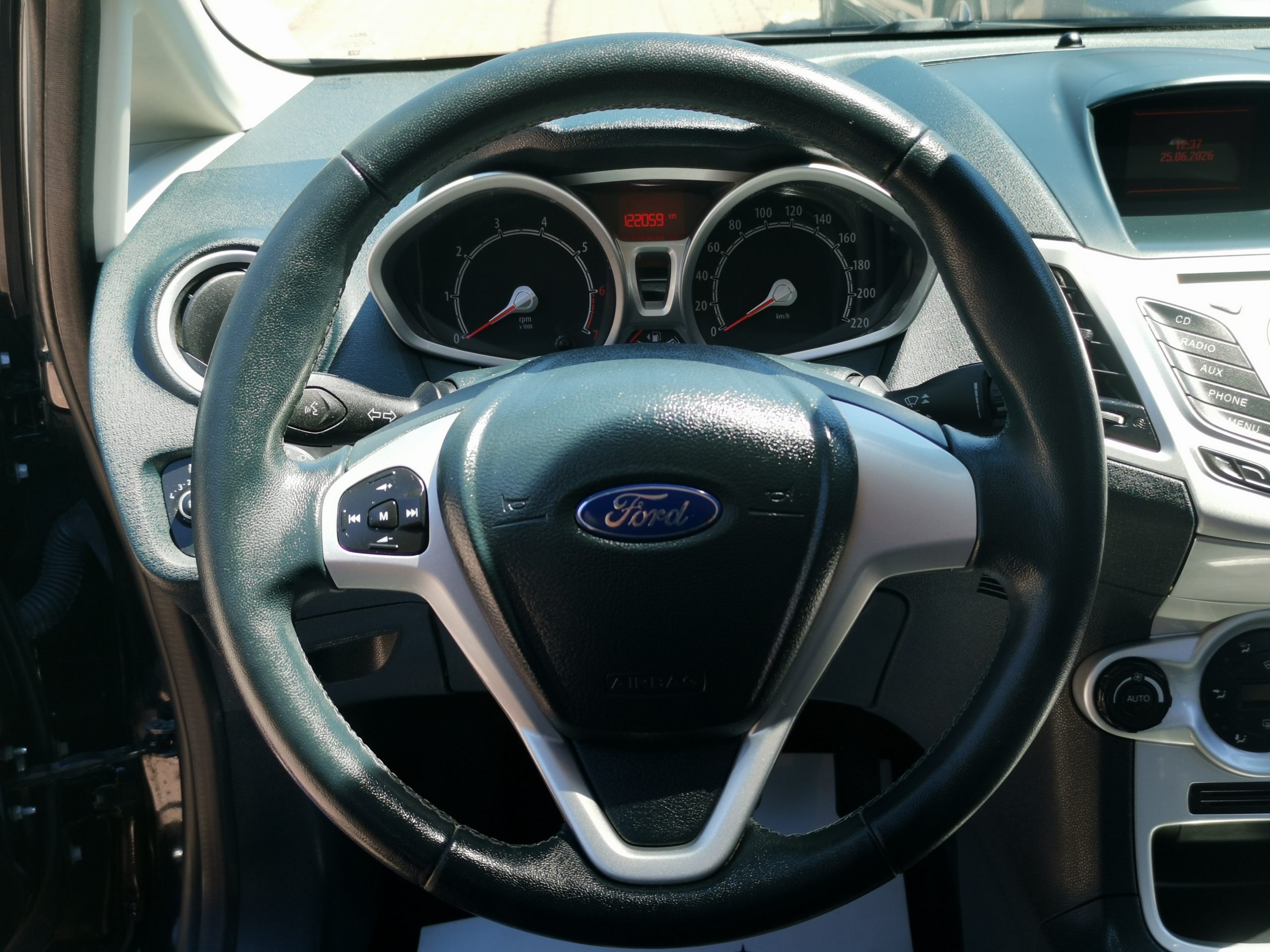 FORD FIESTA 1.25 Titanium 122.000km! Szervizkönyv! DIGIT KLÍMA. PARKRADAR. ÜLÉSFŰTÉS
