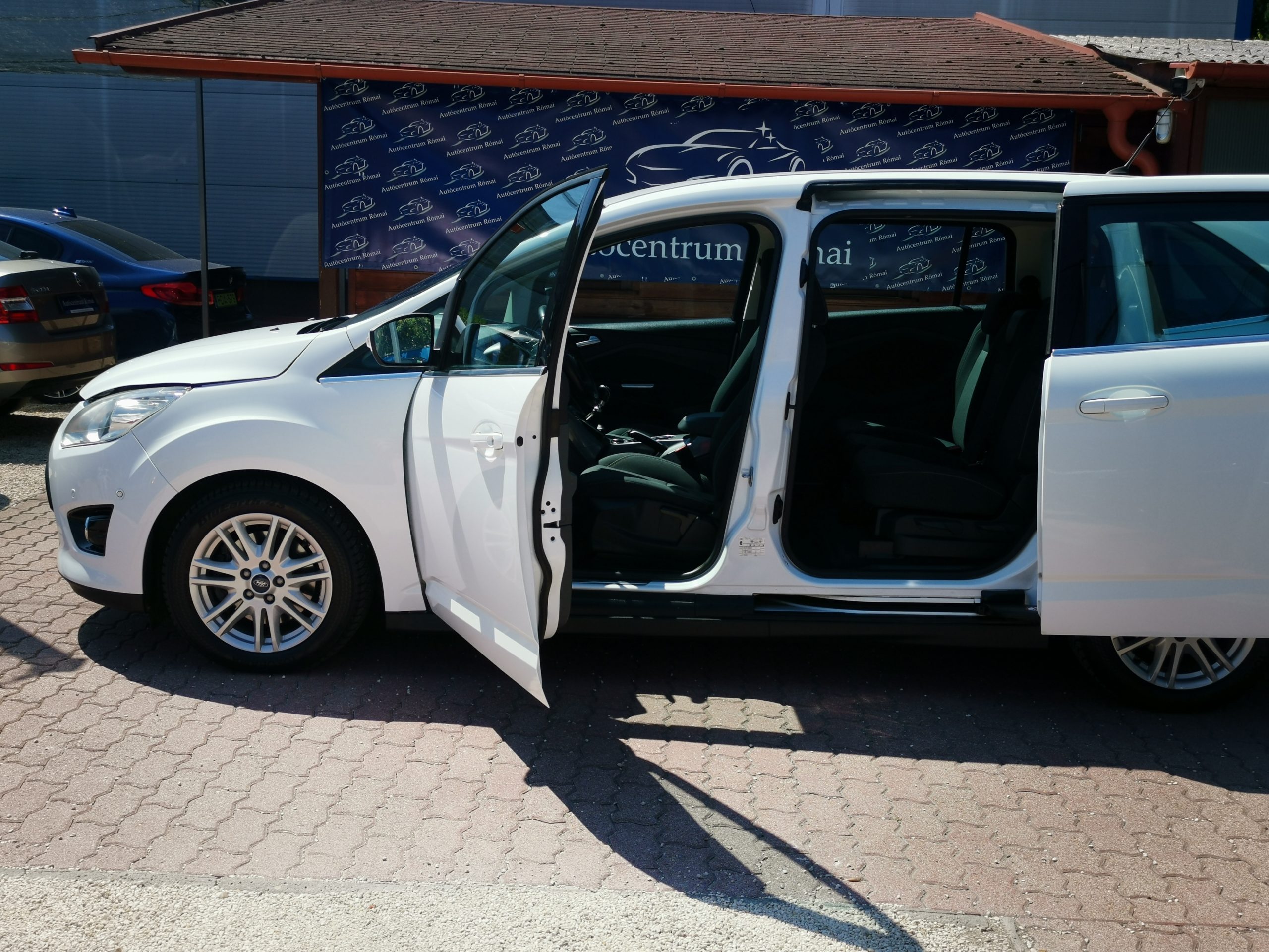 FORD C-MAX Grand1.6 SCTi EcoBoost Titanium Szervizkönyv! TEMPOMAT. KAMERA. ÜLÉSFŰTÉS. VONÓHOROG