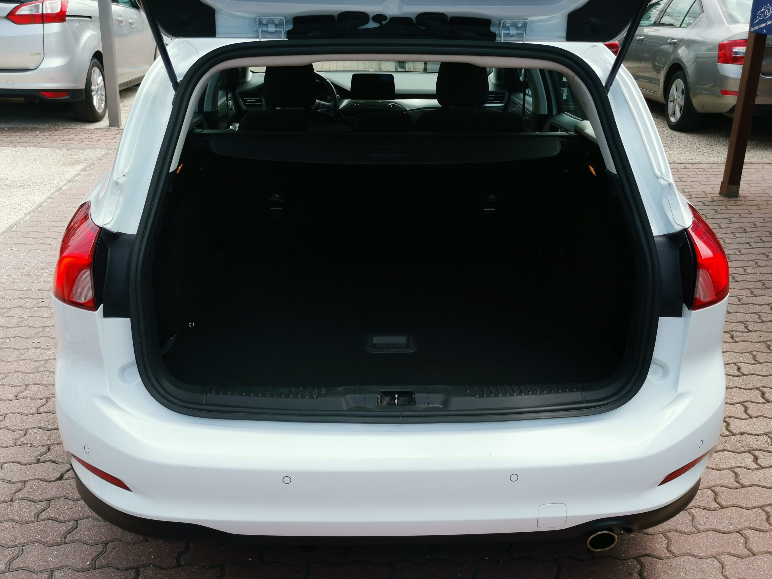 FORD FOCUS 1.5 EcoBlue Titanium MO.-i.. Szervizkönyv! TEMPOMAT. PARKRADAR. ÜLSÉFŰTÉS. ALUFELNI