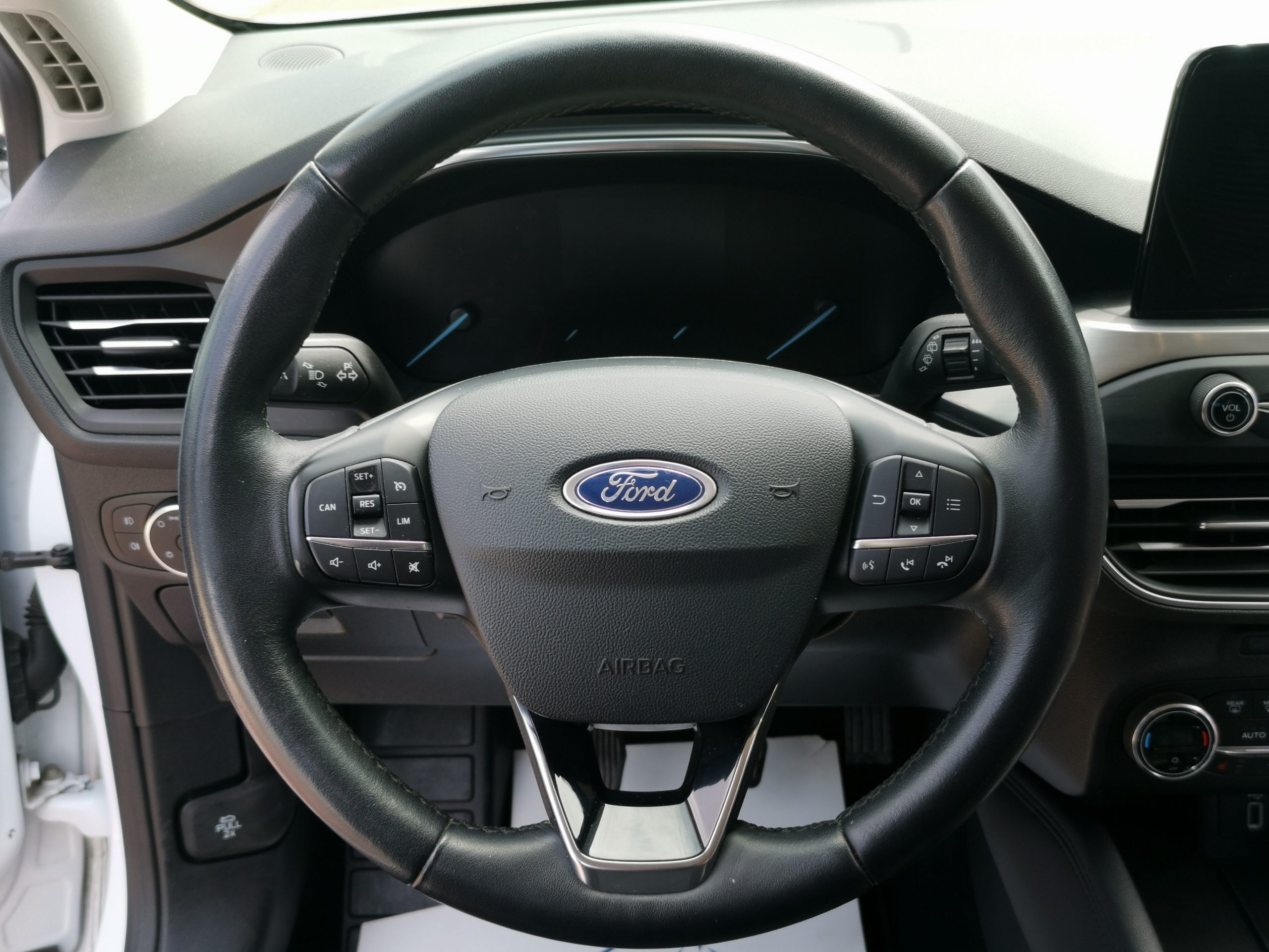 FORD FOCUS 1.5 EcoBlue Titanium MO.-i.. Szervizkönyv! TEMPOMAT. PARKRADAR. ÜLSÉFŰTÉS. ALUFELNI