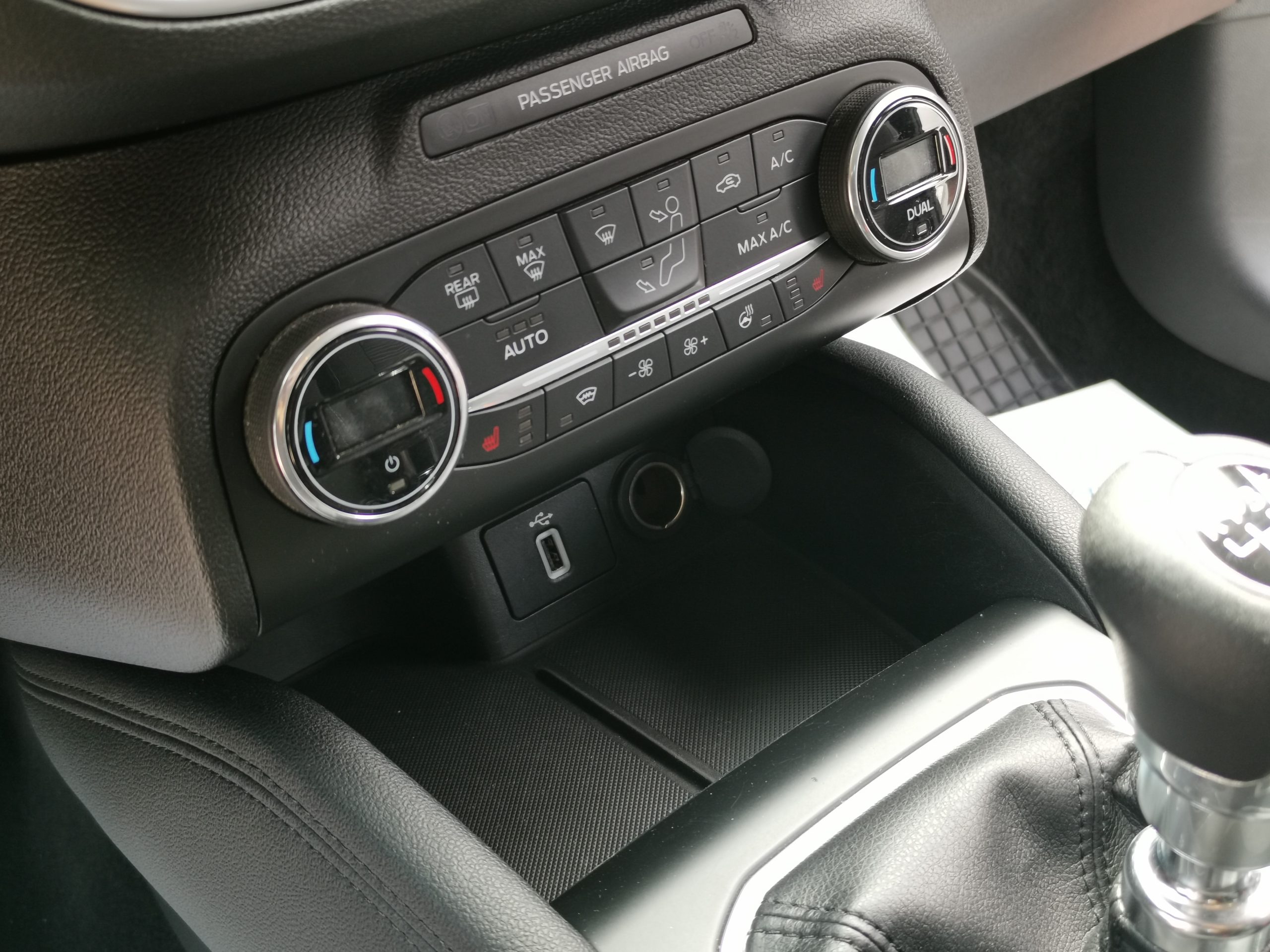 FORD FOCUS 1.5 EcoBlue Titanium MO.-i.. Szervizkönyv! TEMPOMAT. PARKRADAR. ÜLSÉFŰTÉS. ALUFELNI