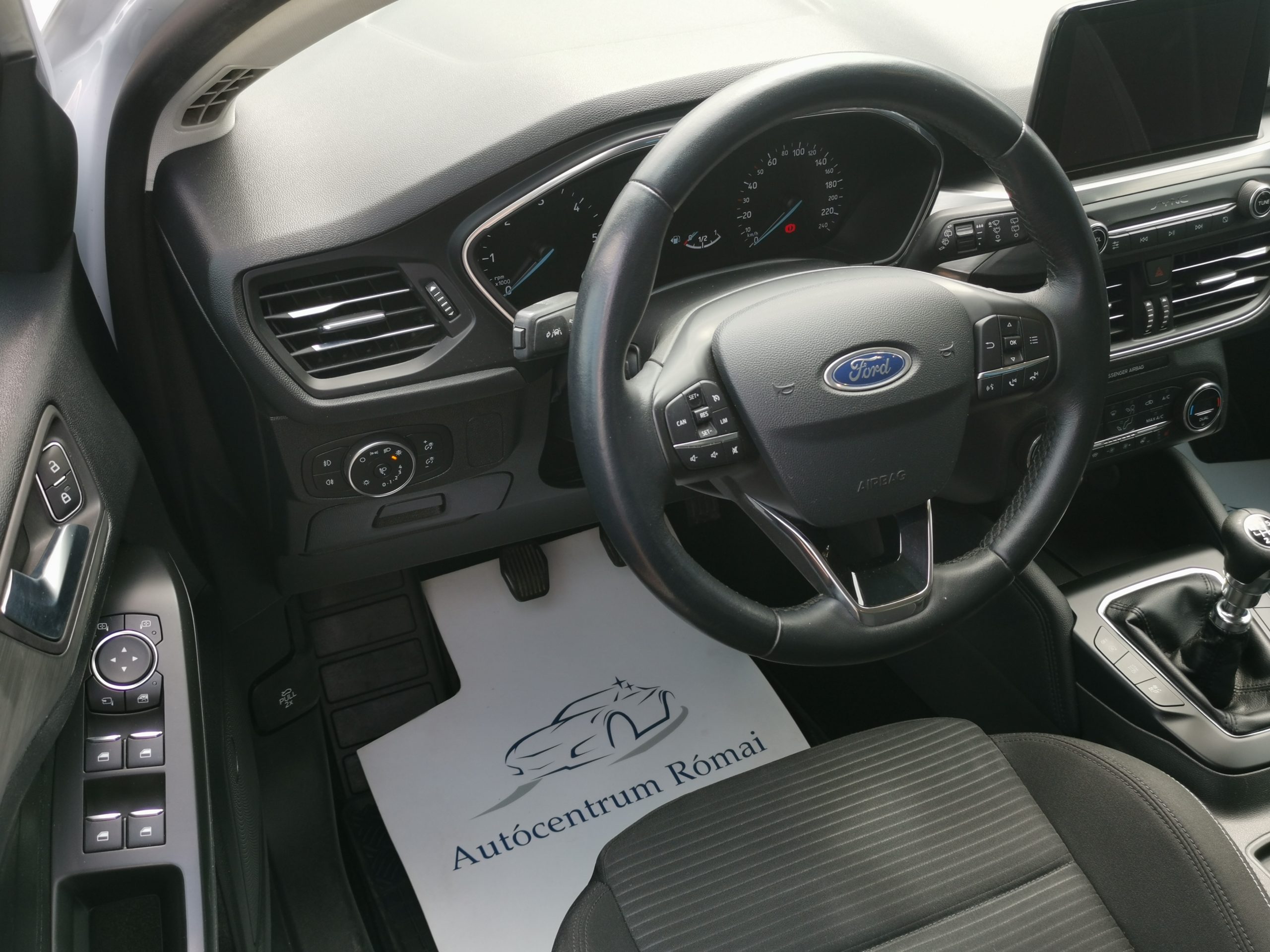 FORD FOCUS 1.5 EcoBlue Titanium MO.-i.. Szervizkönyv! TEMPOMAT. PARKRADAR. ÜLSÉFŰTÉS. ALUFELNI