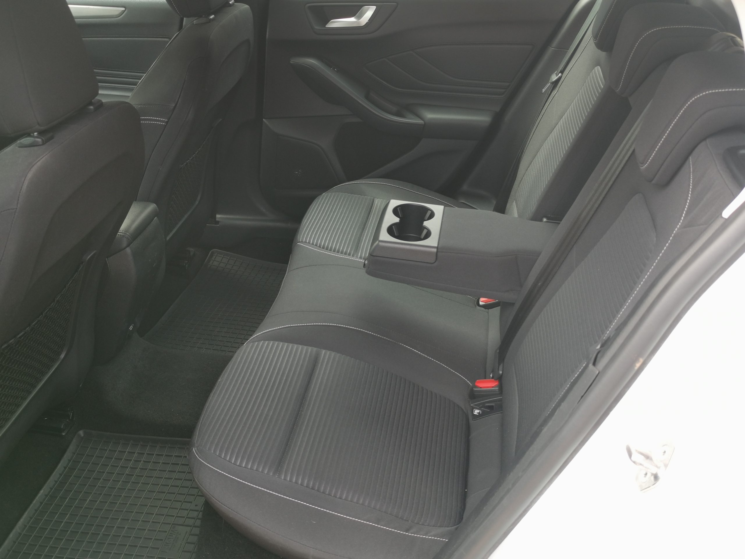 FORD FOCUS 1.5 EcoBlue Titanium MO.-i.. Szervizkönyv! TEMPOMAT. PARKRADAR. ÜLSÉFŰTÉS. ALUFELNI