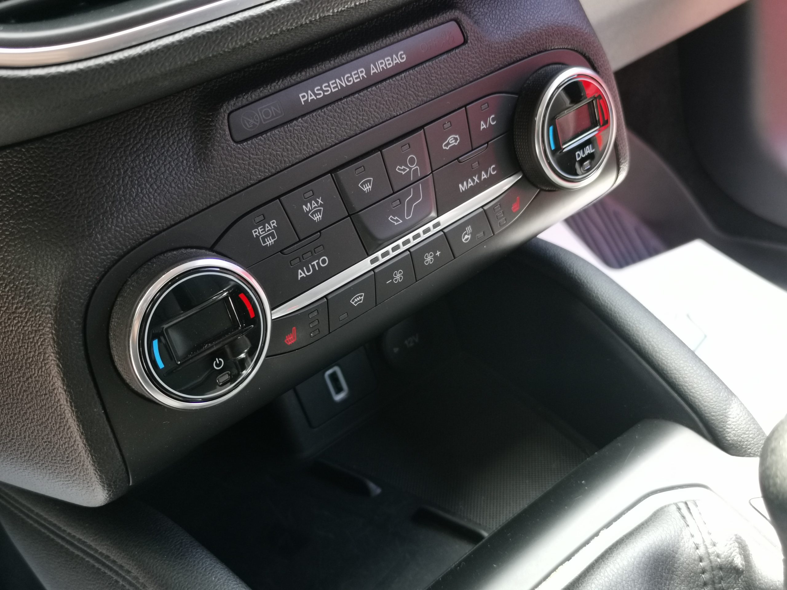 FORD FOCUS 1.5 EcoBlue Titanium MO.-i. 2. Tulaj. Szrvizkönyv! TEMPOMAT. NAVIGÁCIÓ. LED. KAMERA
