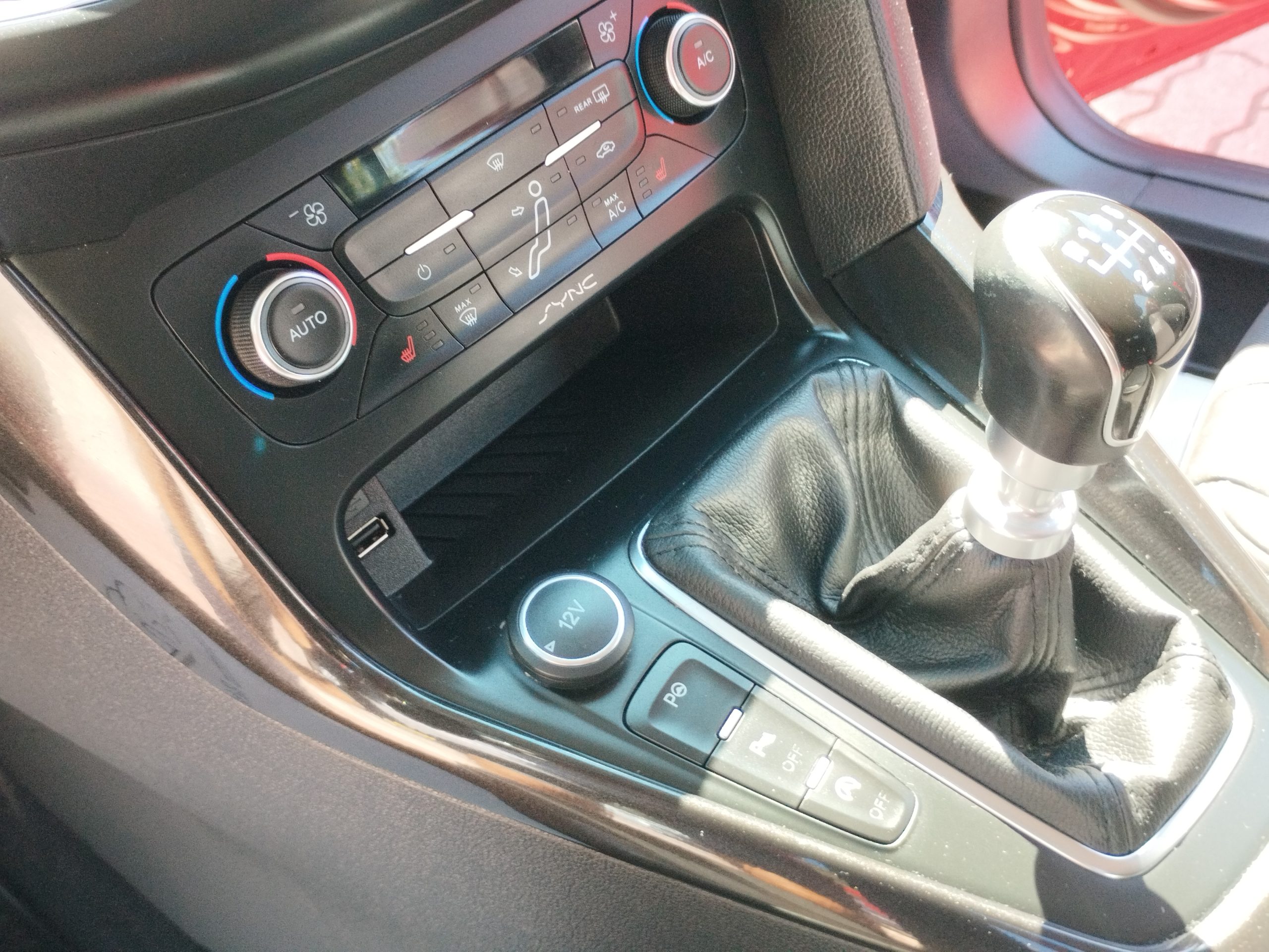 FORD FOCUS 1.5 EcoBoost Titanium S S Szervizkönyv! FÉLBŐR BELSŐ. NAVIGÁCIÓ. KAMERA. TEMPOMAT
