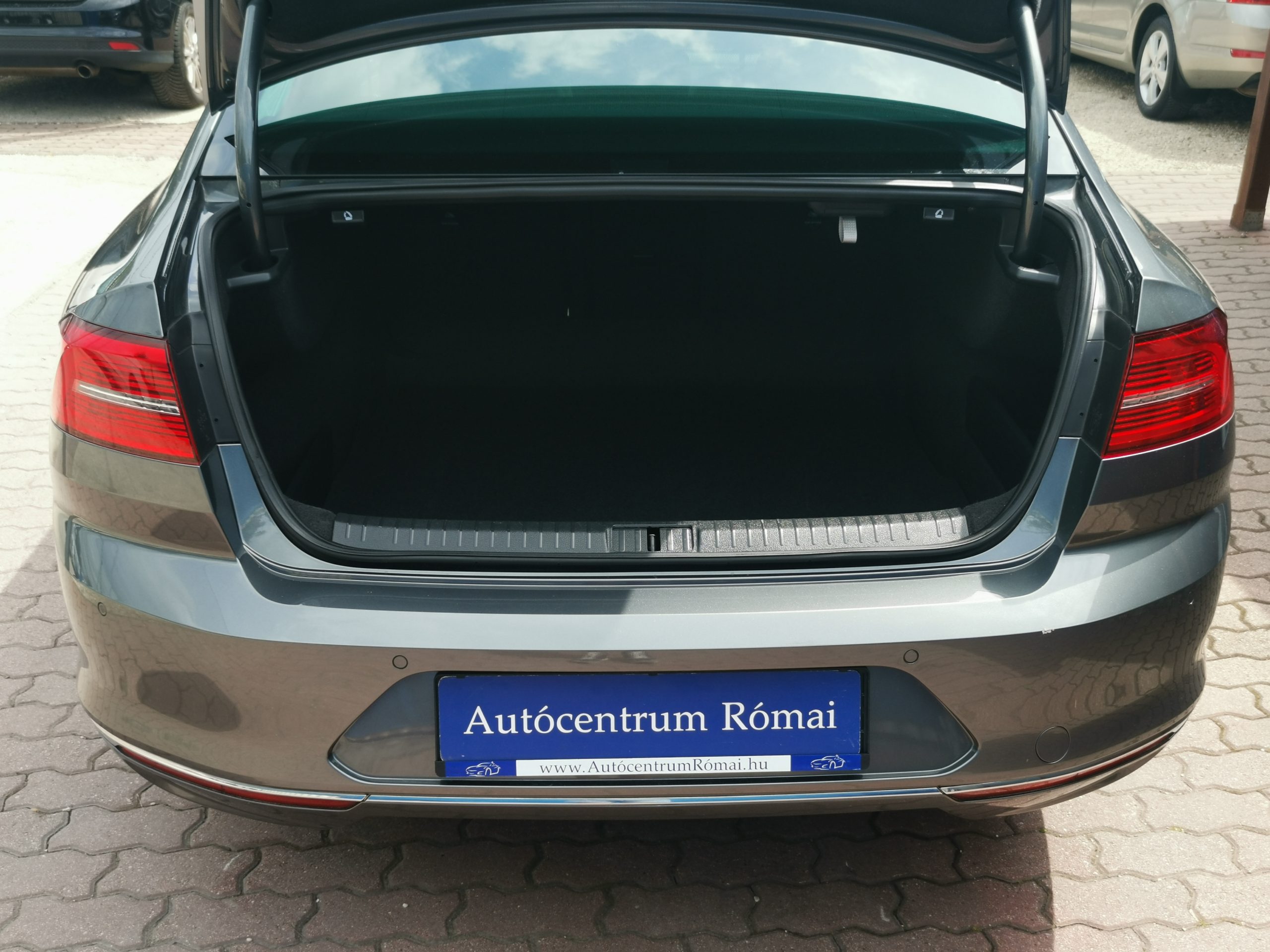 VOLKSWAGEN PASSAT VIII 2.0 TDI BMT Highline DSG MO.-i. 2 Tulaj. Szervizkönyv! PANORÁMA TETŐ. FÉLBŐR BELSŐ. KAMERA. NAVIGÁCIÓ