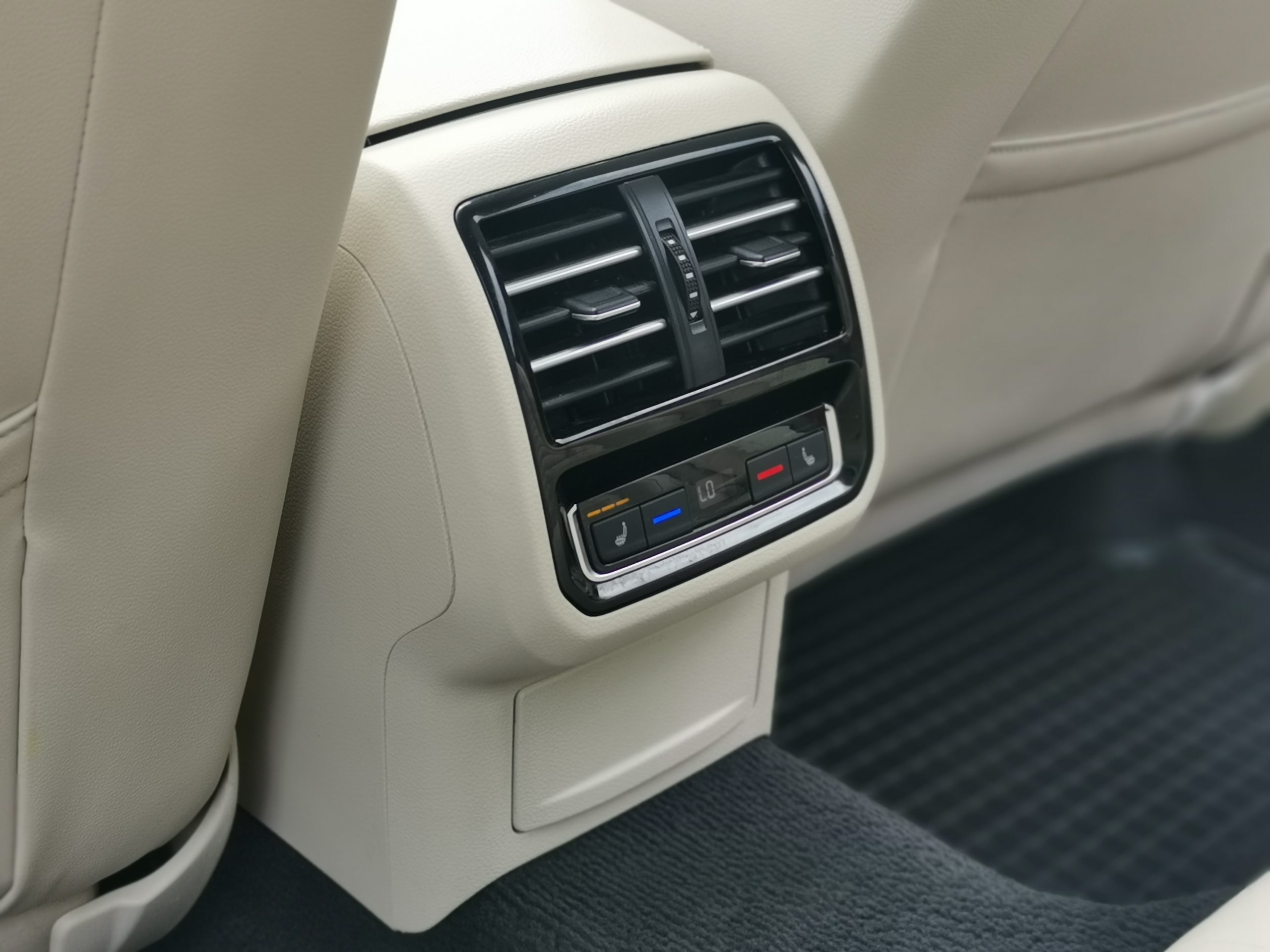 VOLKSWAGEN PASSAT VIII 2.0 TDI BMT Highline DSG MO.-i. 2 Tulaj. Szervizkönyv! PANORÁMA TETŐ. FÉLBŐR BELSŐ. KAMERA. NAVIGÁCIÓ