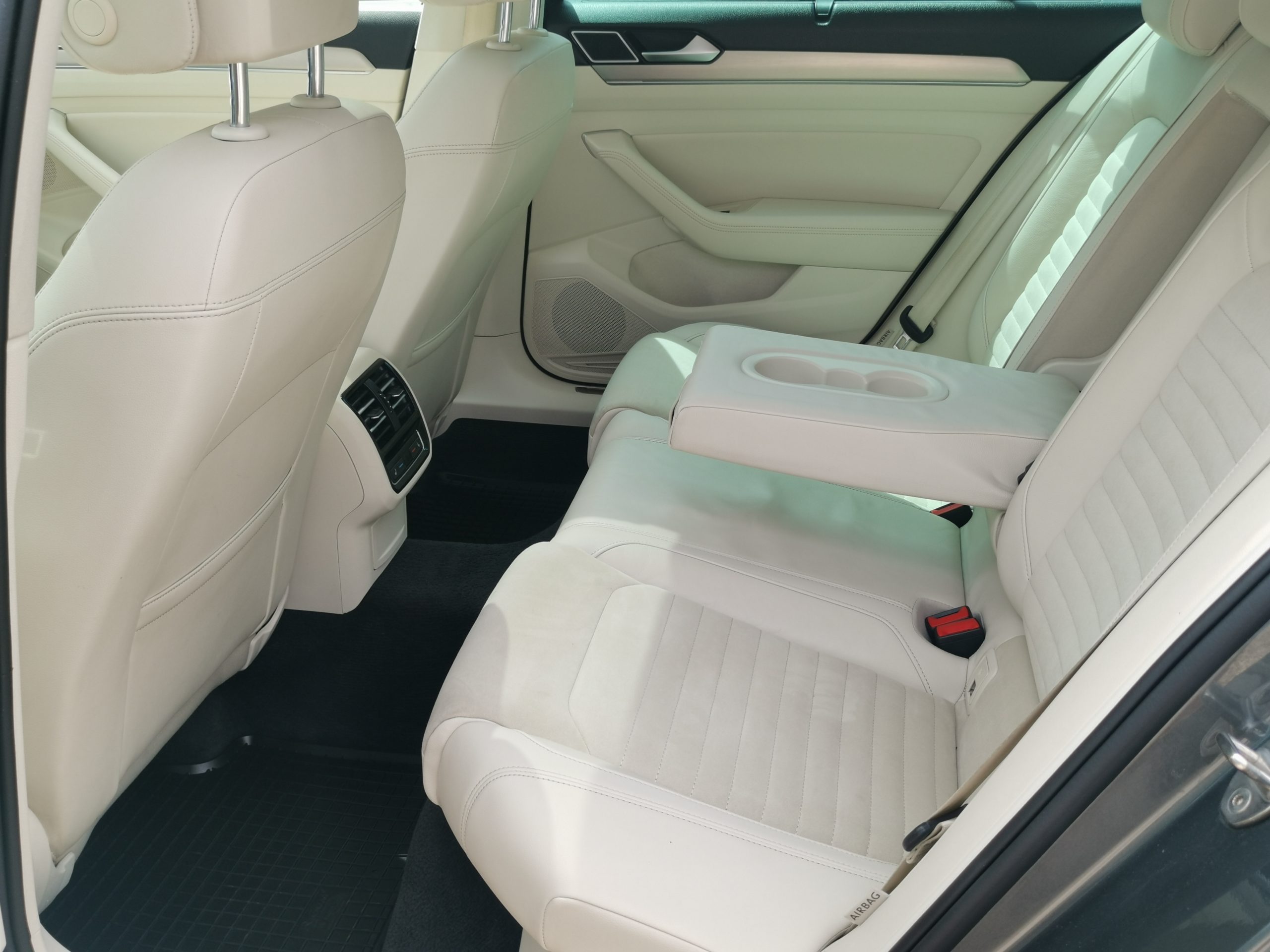 VOLKSWAGEN PASSAT VIII 2.0 TDI BMT Highline DSG MO.-i. 2 Tulaj. Szervizkönyv! PANORÁMA TETŐ. FÉLBŐR BELSŐ. KAMERA. NAVIGÁCIÓ