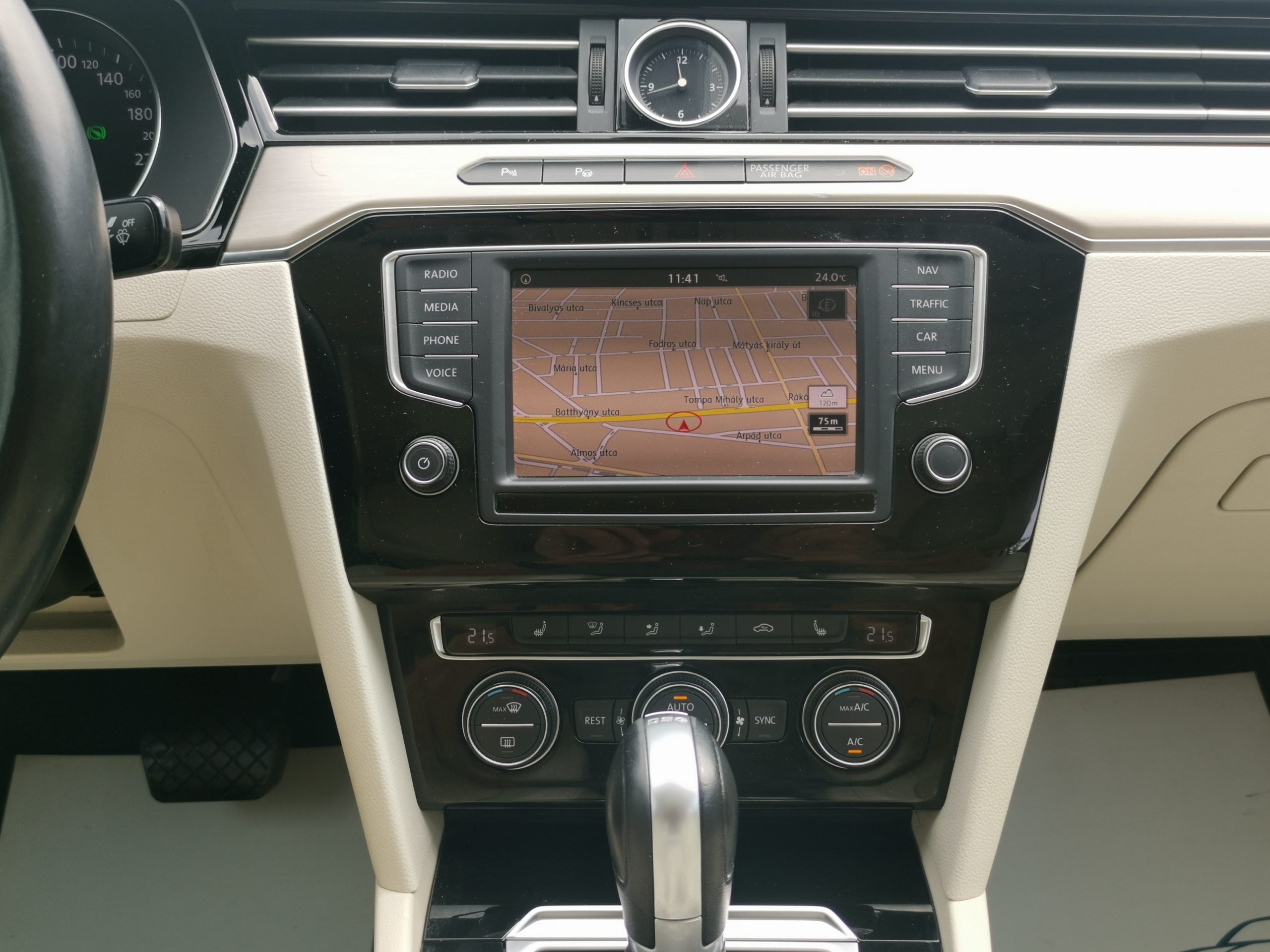 VOLKSWAGEN PASSAT VIII 2.0 TDI BMT Highline DSG MO.-i. 2 Tulaj. Szervizkönyv! PANORÁMA TETŐ. FÉLBŐR BELSŐ. KAMERA. NAVIGÁCIÓ