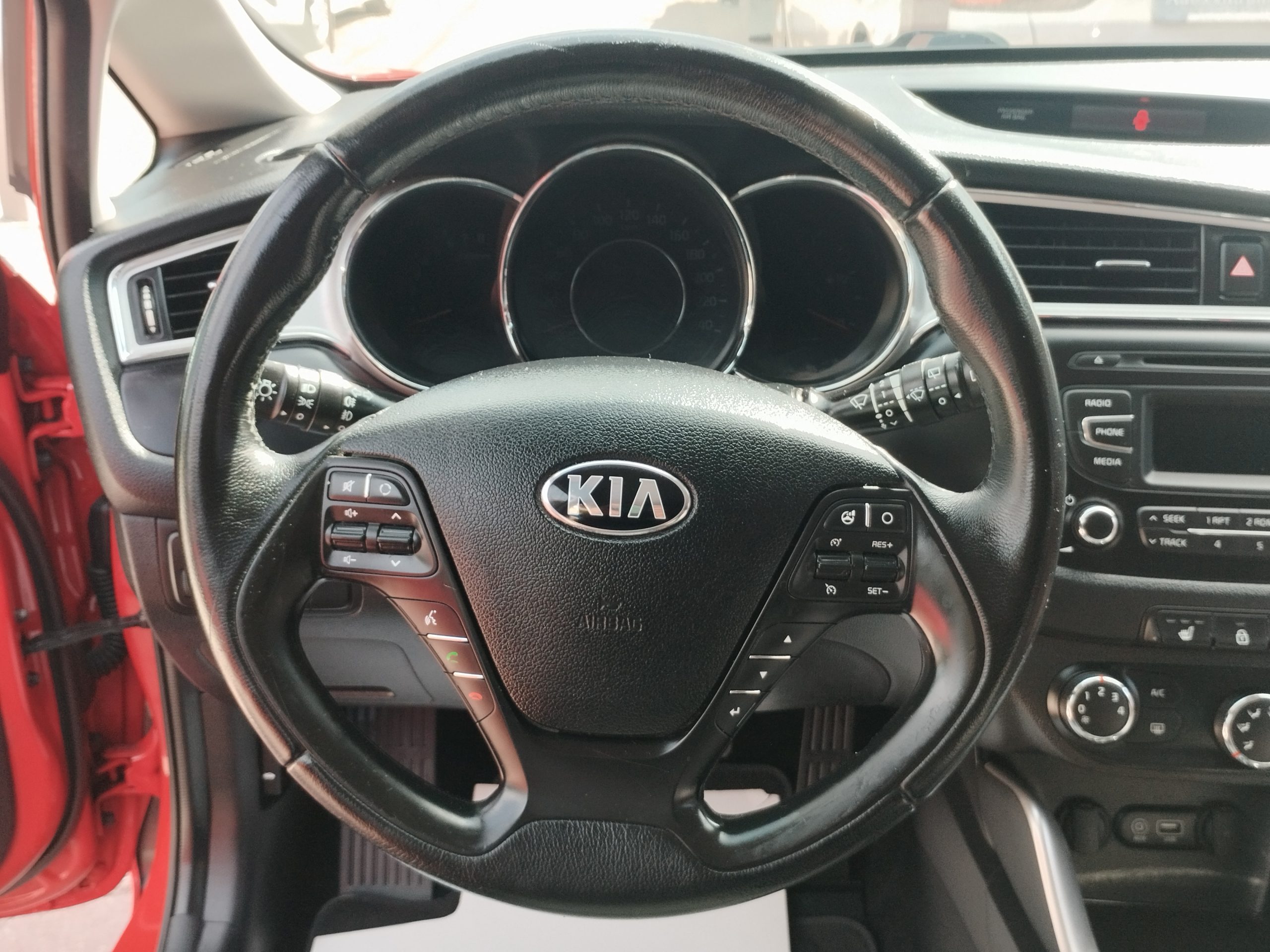 KIA CEE'D 1.4 CVVT LX Red Line. 2. Tulaj. Szervizkönyv! TEMPOMAT. PARKRADAR. ÜLÉSFŰTÉS