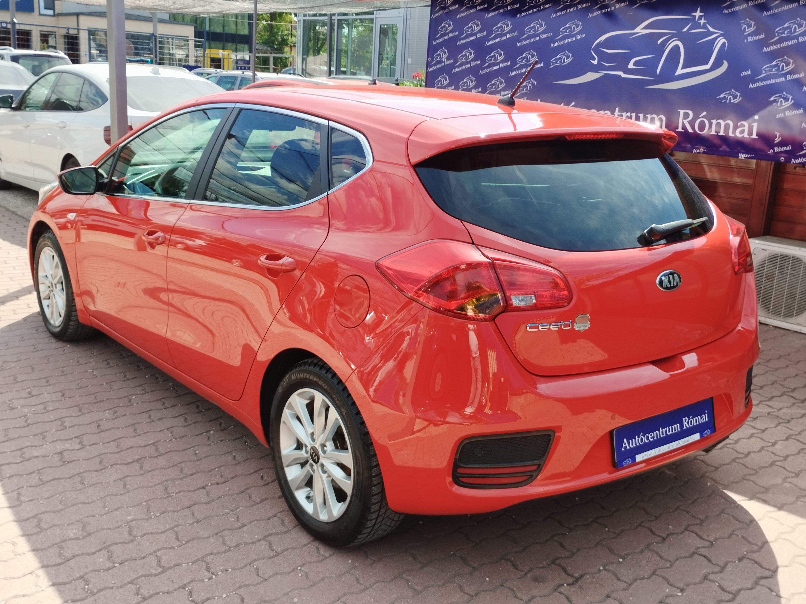 KIA CEE'D 1.4 CVVT LX Red Line. 2. Tulaj. Szervizkönyv! TEMPOMAT. PARKRADAR. ÜLÉSFŰTÉS