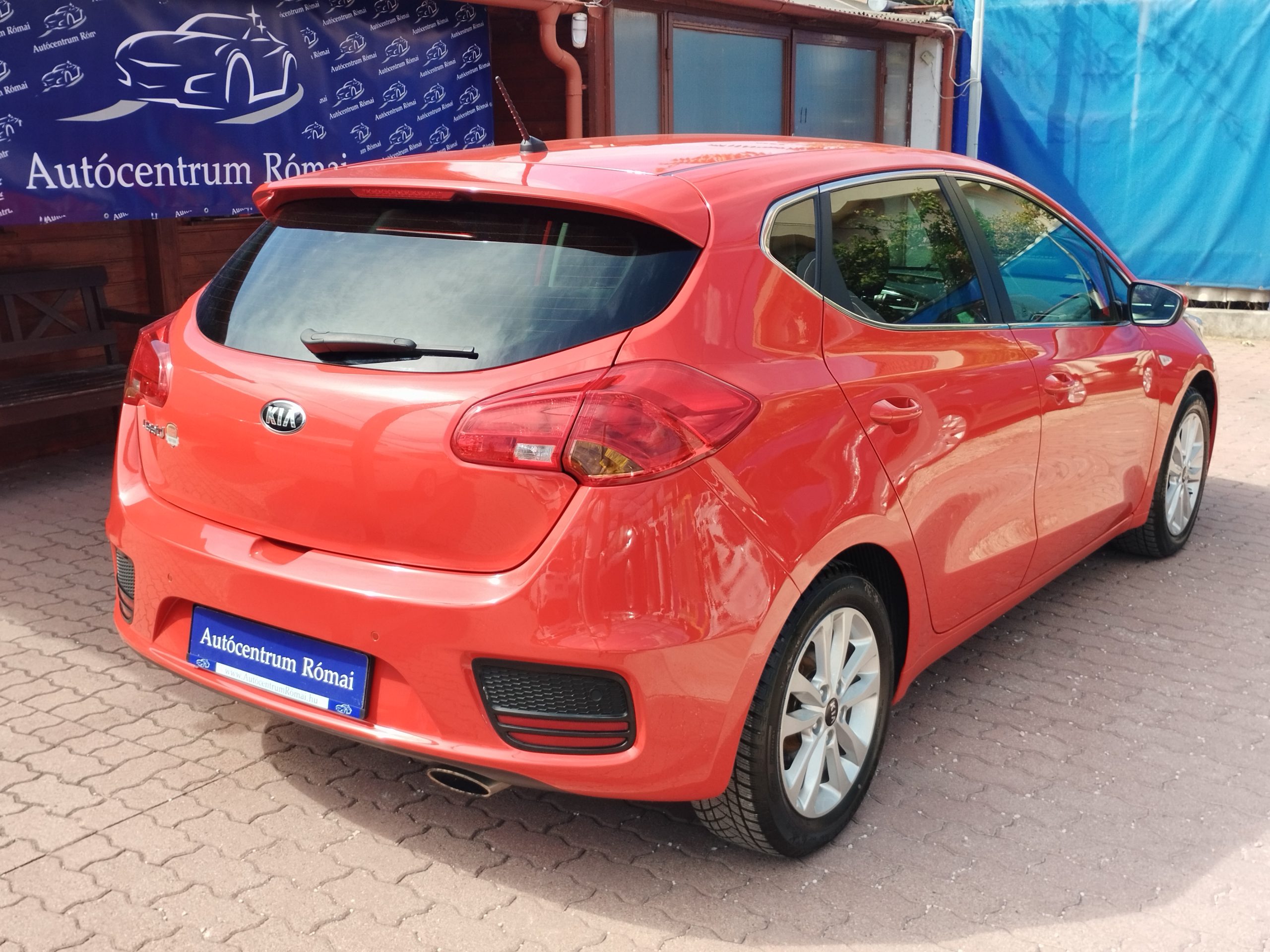 KIA CEE'D 1.4 CVVT LX Red Line. 2. Tulaj. Szervizkönyv! TEMPOMAT. PARKRADAR. ÜLÉSFŰTÉS