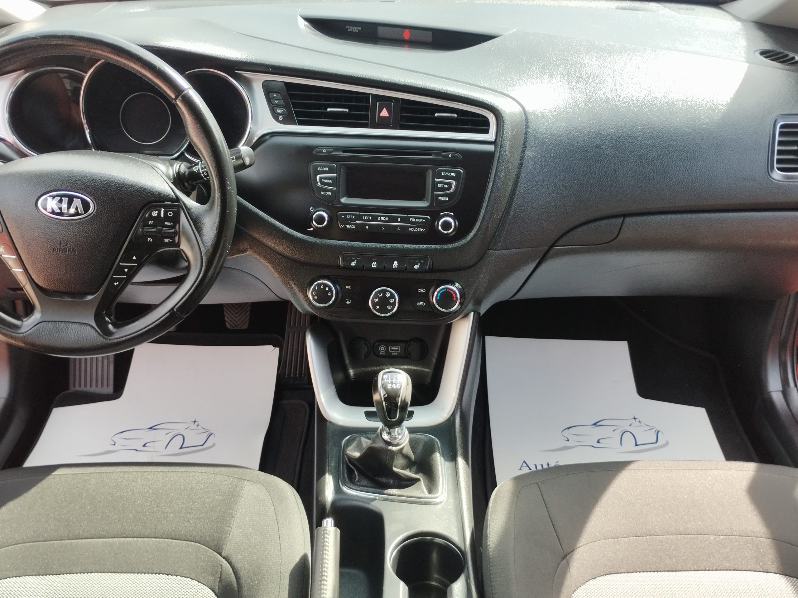 KIA CEE'D 1.4 CVVT LX Red Line. 2. Tulaj. Szervizkönyv! TEMPOMAT. PARKRADAR. ÜLÉSFŰTÉS