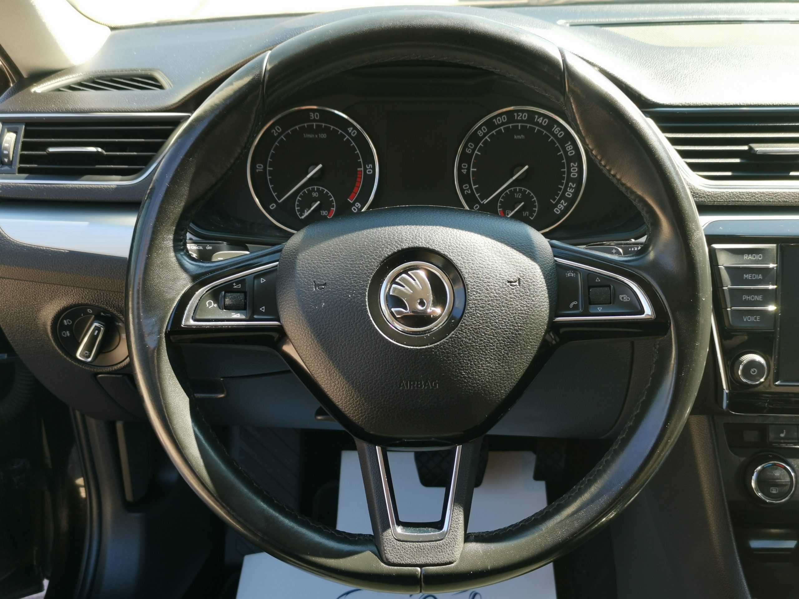 SKODA SUPERB Combi 2.0 TDI SCR Ambition DSG MO.-i. 1. Tulaj. TEMPOMAT. ÜLÉSFŰTÉS. PARKRADAR. ALUFELNI