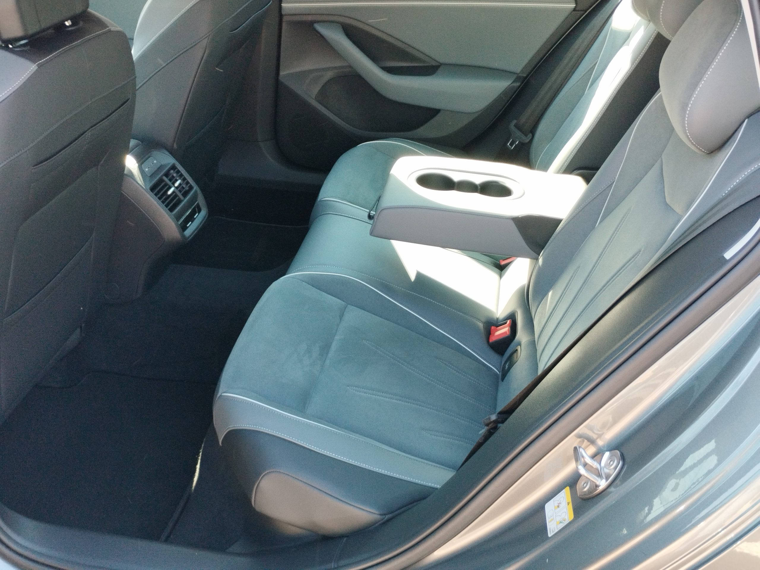 VOLKSWAGEN PASSAT IX Variant 2.0 TDI SCR Business DSG. 42.000KM! NAVIGÁCIÓ. TEMPOMAT. KAMERA
