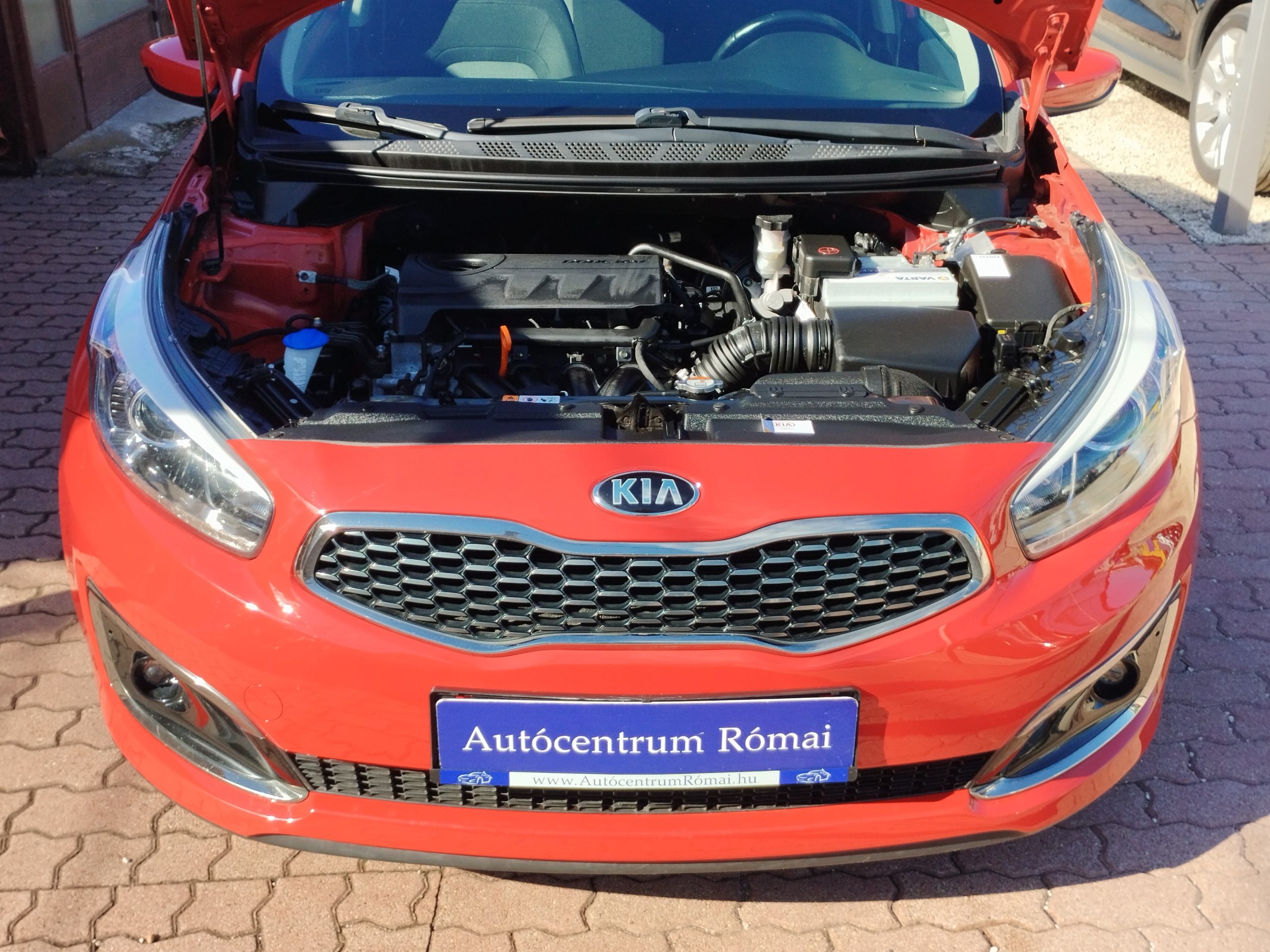 KIA CEE'D 1.4 CVVT LX Red Line. 2. Tulaj. Szervizkönyv! TEMPOMAT. PARKRADAR. ÜLÉSFŰTÉS
