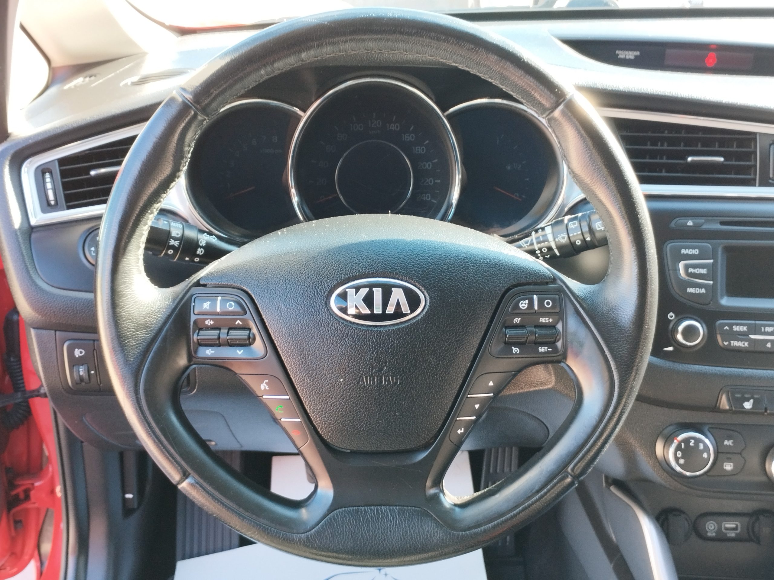 KIA CEE'D 1.4 CVVT LX Red Line. 2. Tulaj. Szervizkönyv! TEMPOMAT. PARKRADAR. ÜLÉSFŰTÉS