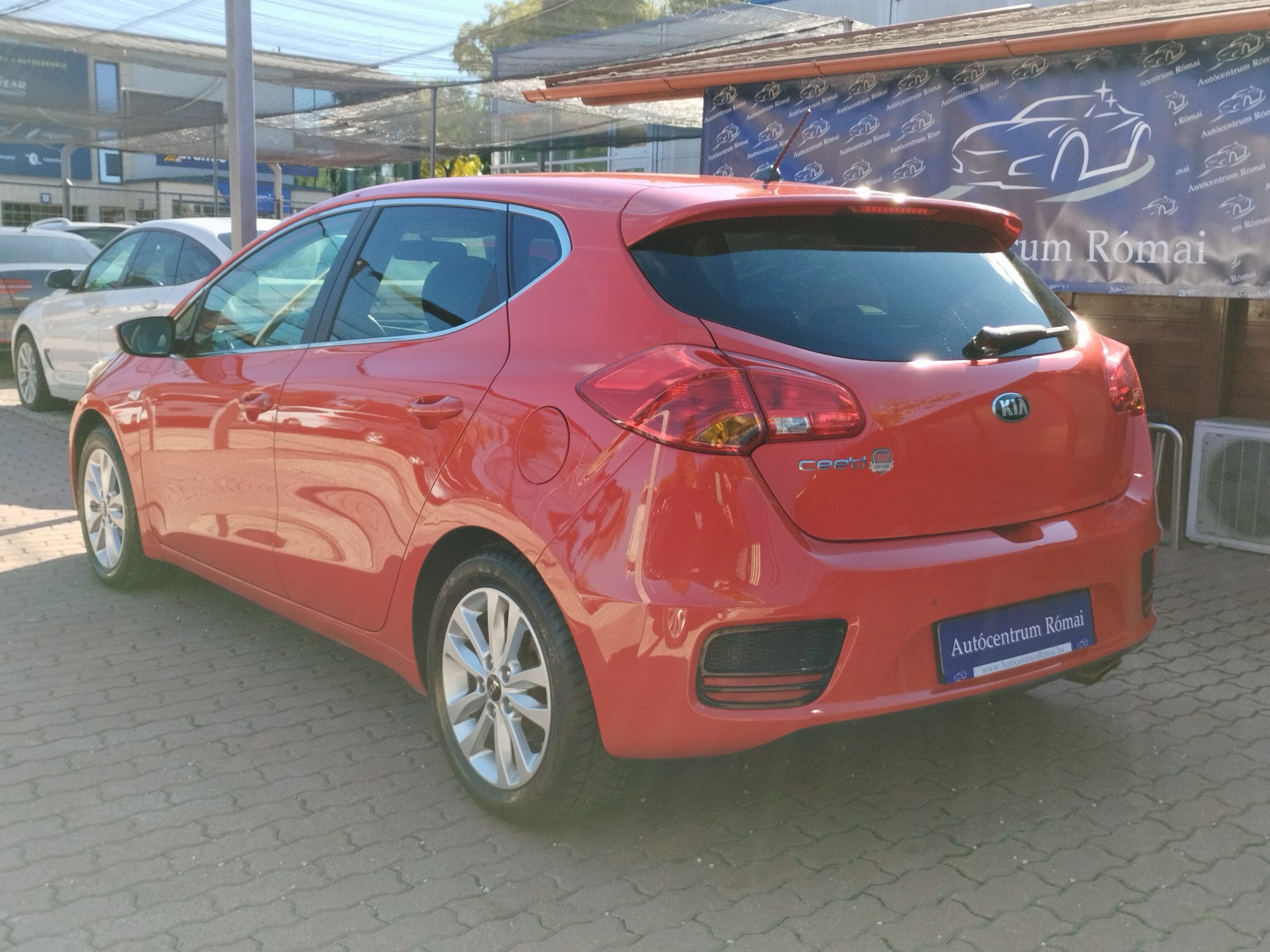 KIA CEE'D 1.4 CVVT LX Red Line. 2. Tulaj. Szervizkönyv! TEMPOMAT. PARKRADAR. ÜLÉSFŰTÉS