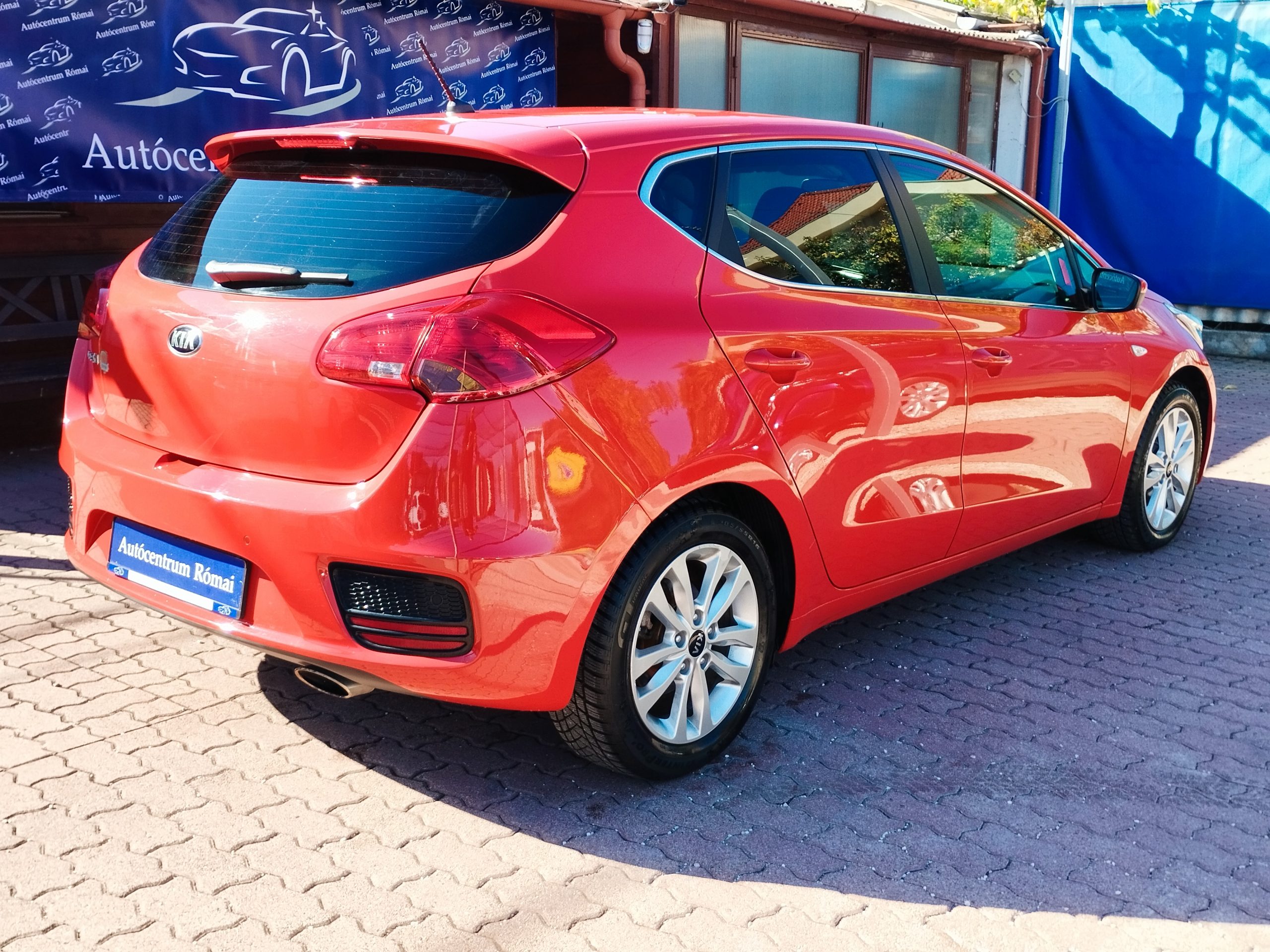 KIA CEE'D 1.4 CVVT LX Red Line. 2. Tulaj. Szervizkönyv! TEMPOMAT. PARKRADAR. ÜLÉSFŰTÉS
