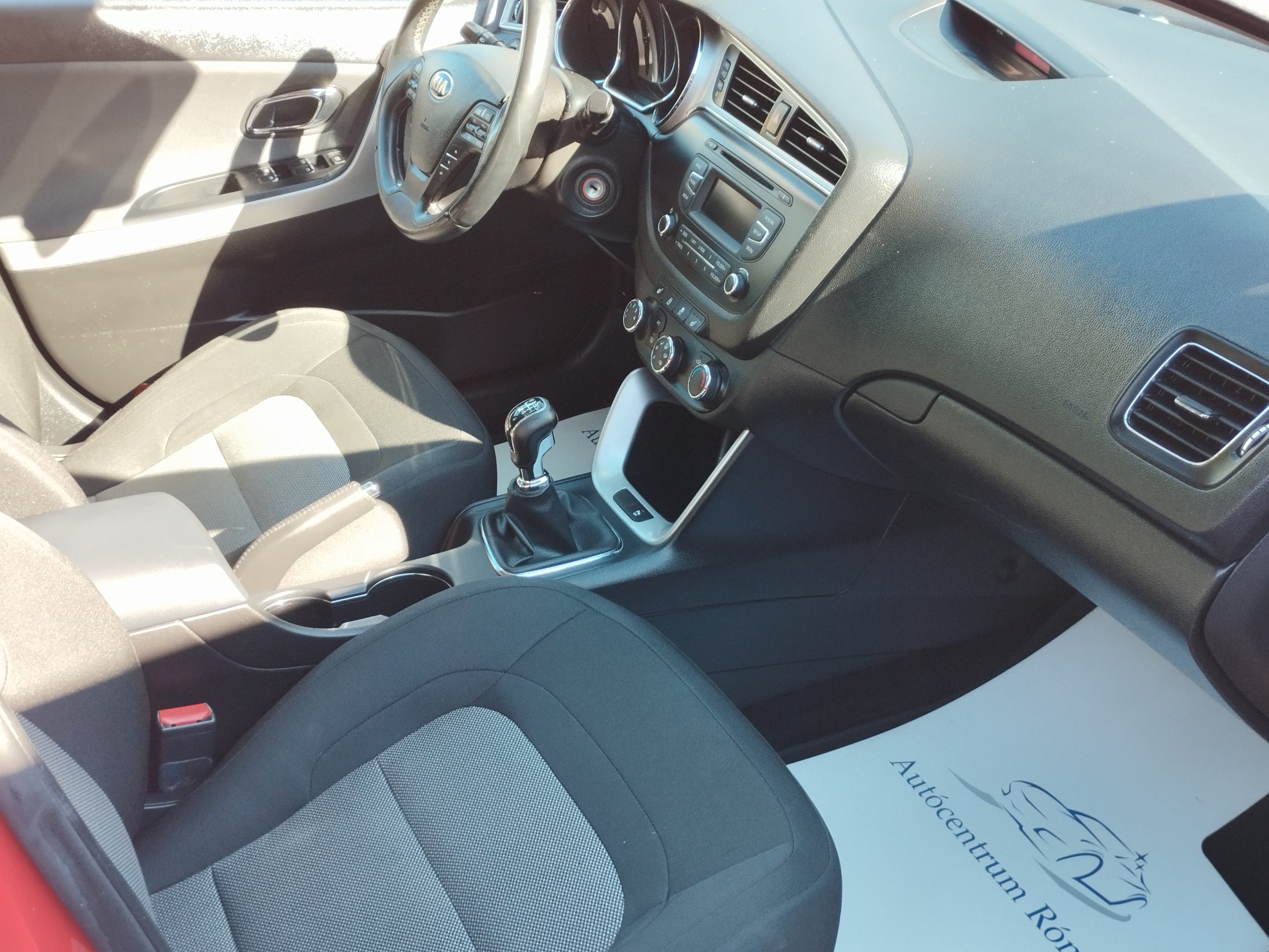KIA CEE'D 1.4 CVVT LX Red Line. 2. Tulaj. Szervizkönyv! TEMPOMAT. PARKRADAR. ÜLÉSFŰTÉS
