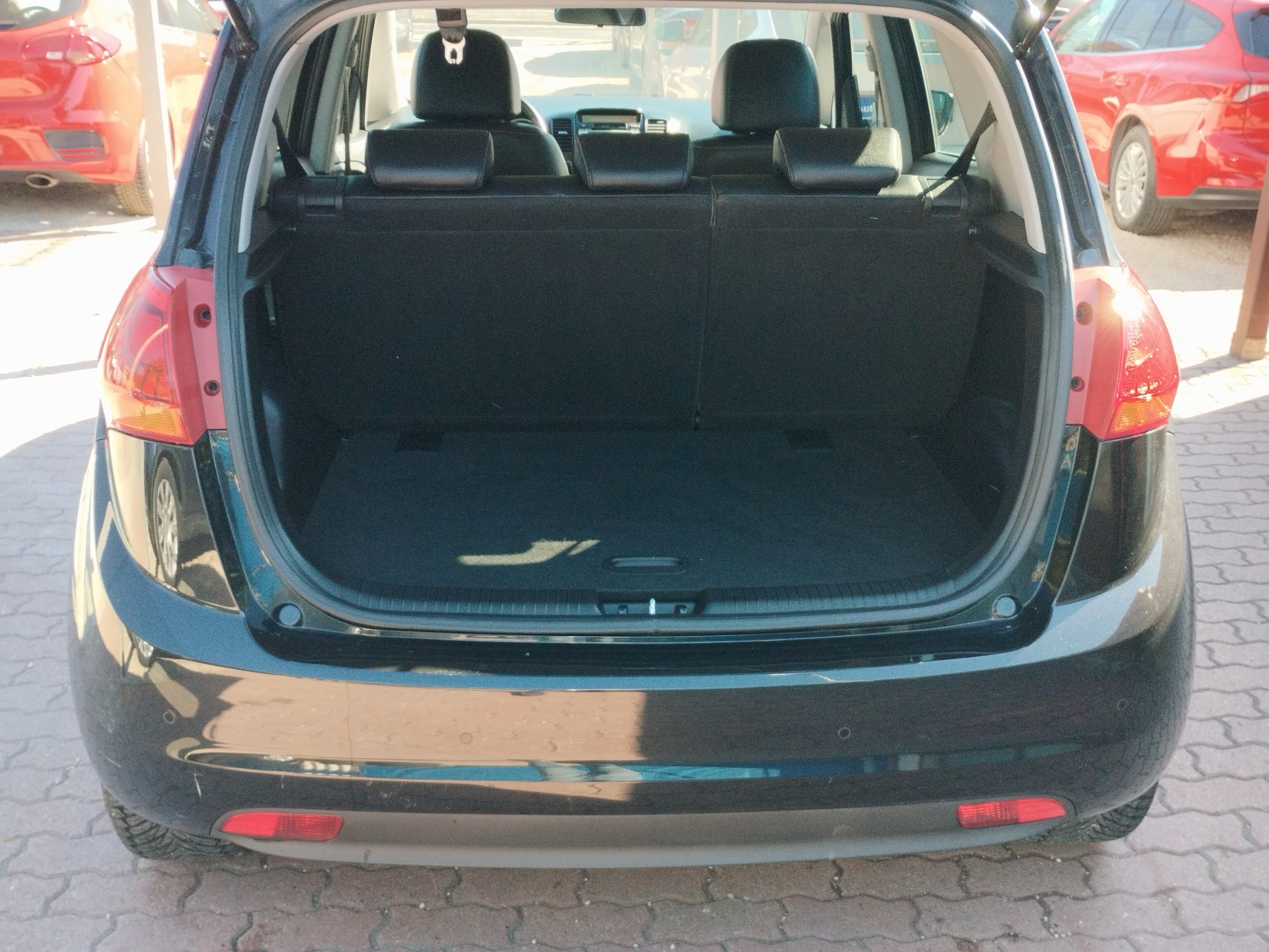 KIA VENGA 1.4 CVVT Limitált 2. Tulaj. DIGIT KLÍMA. FÉLBŐR BELSŐ. ÜLÉSFŰTÉS. PARKRADAR