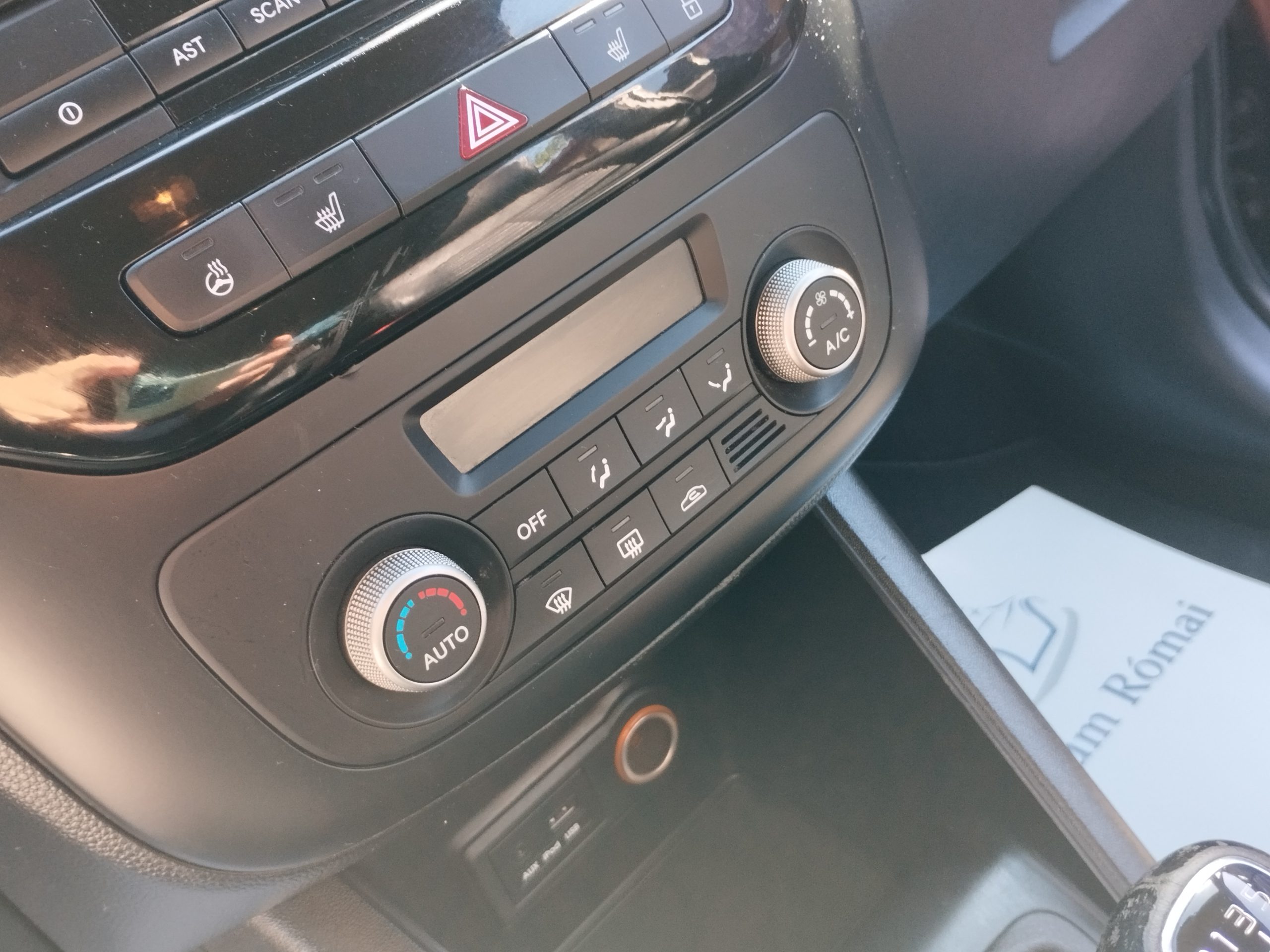 KIA VENGA 1.4 CVVT Limitált 2. Tulaj. DIGIT KLÍMA. FÉLBŐR BELSŐ. ÜLÉSFŰTÉS. PARKRADAR