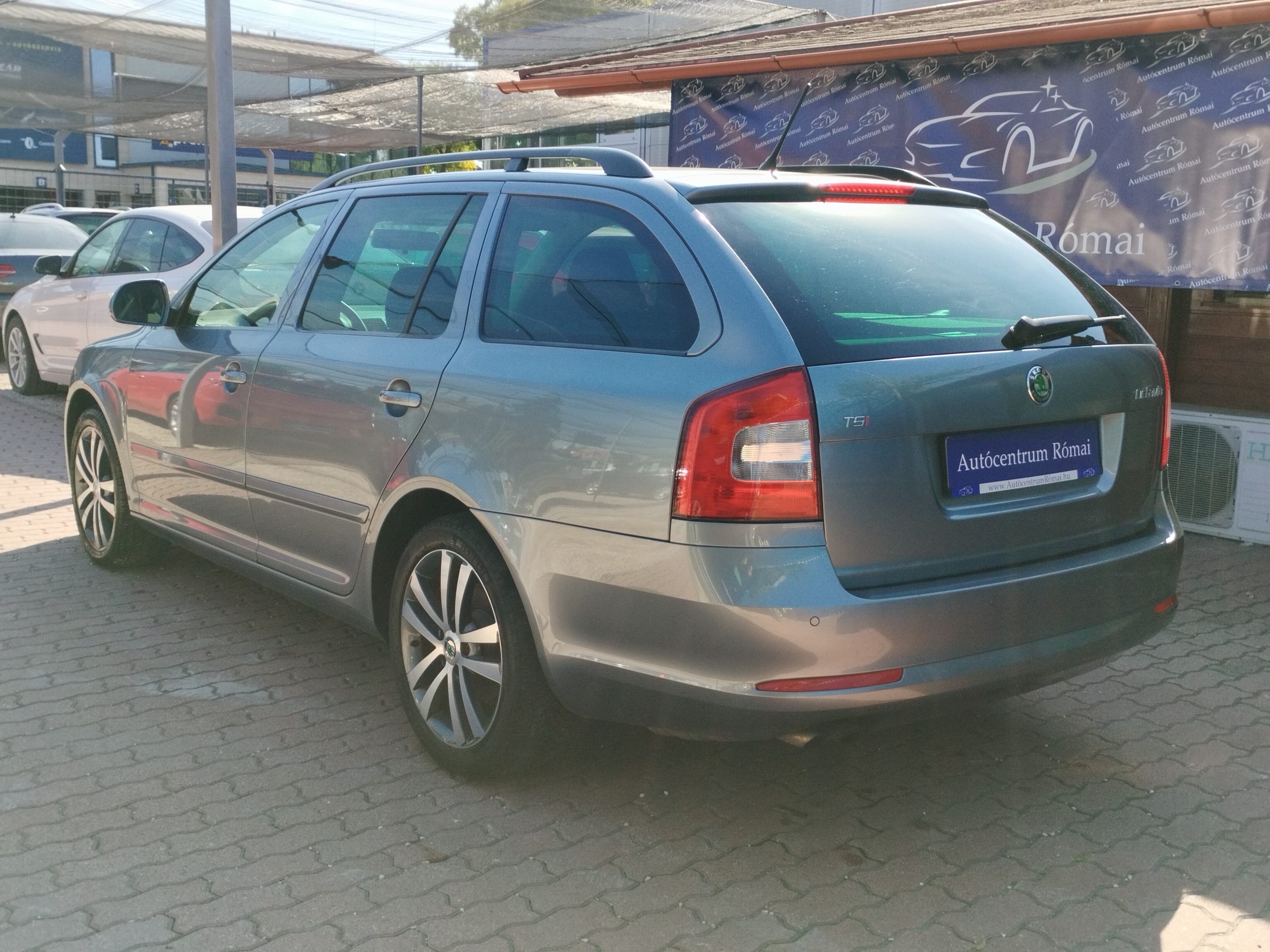 SKODA OCTAVIA Combi 1.8 TSI Ambition Style. 1. Tulaj. Szervizkönyv! TEMPOMAT. PARKRADAR. ÜLÉSFŰTÉS. ALUFELNI