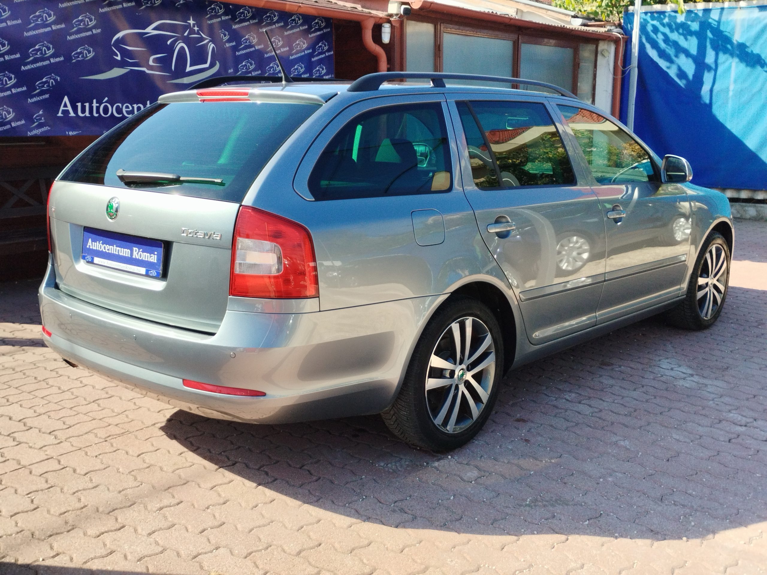 SKODA OCTAVIA Combi 1.8 TSI Ambition Style. 1. Tulaj. Szervizkönyv! TEMPOMAT. PARKRADAR. ÜLÉSFŰTÉS. ALUFELNI