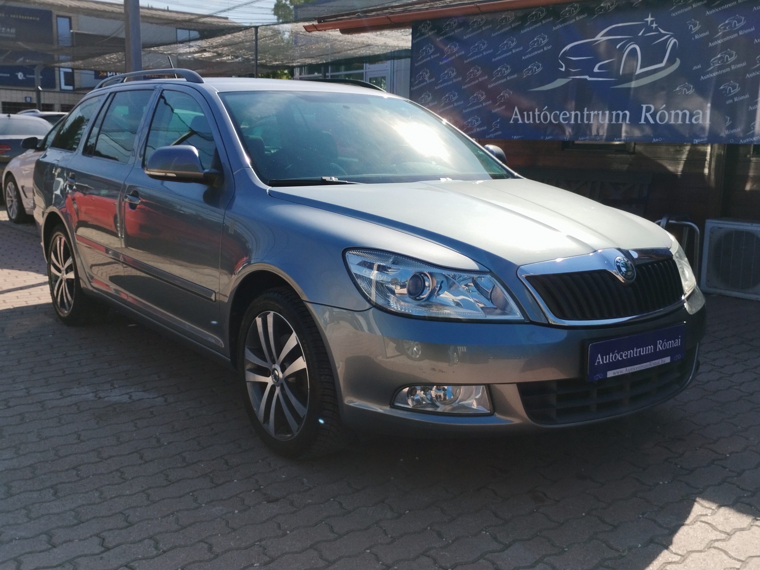 SKODA OCTAVIA Combi 1.8 TSI Ambition Style. 1. Tulaj. Szervizkönyv! TEMPOMAT. PARKRADAR. ÜLÉSFŰTÉS. ALUFELNI